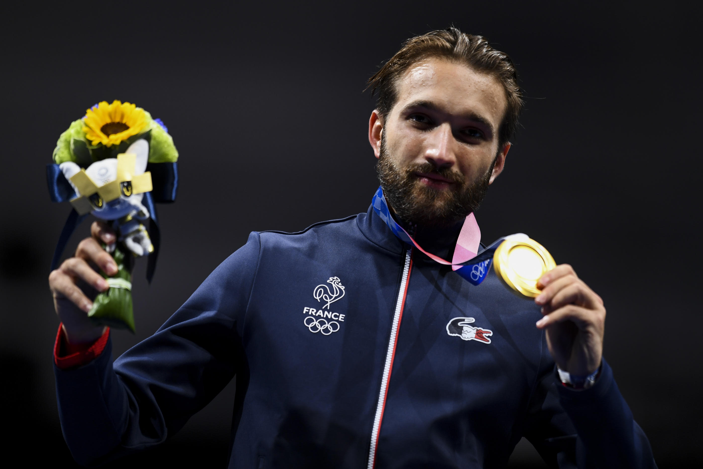 Romain Cannone, première médaille d'or française des Jeux olympiques de Tokyo après sa victoire à l'épée, dimanche 25 juillet.