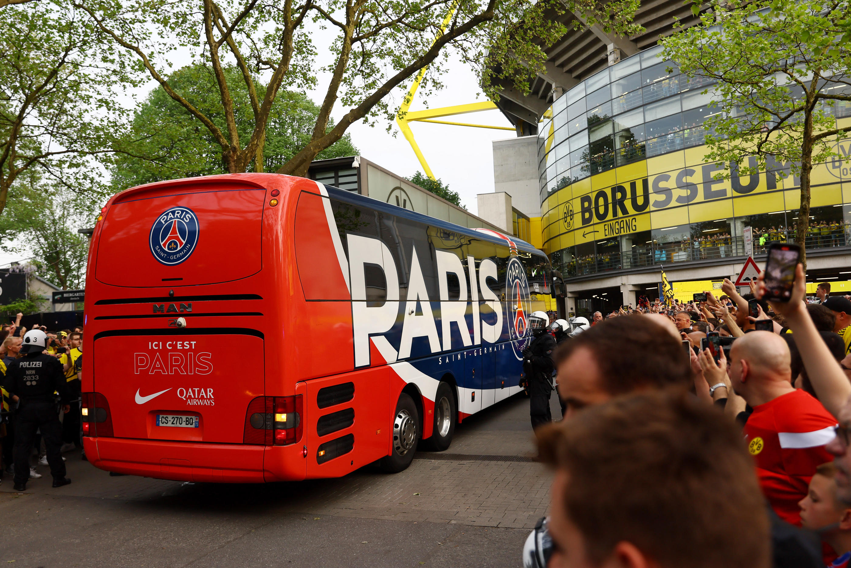 Le bus du PSG, à son arrivée au Signal Iduna Park. REUTERS/Thilo Schmuelgen