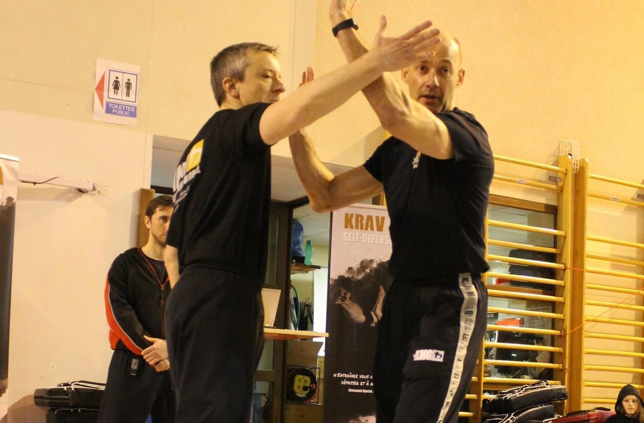 <b></b> Saint-Thibault-des-Vignes. Frédéric Pignard (à d.), instructeur au club de Krav maga 77 et directeur des sports à Saint-Thibault-des-Vignes, lors d’une démonstration.