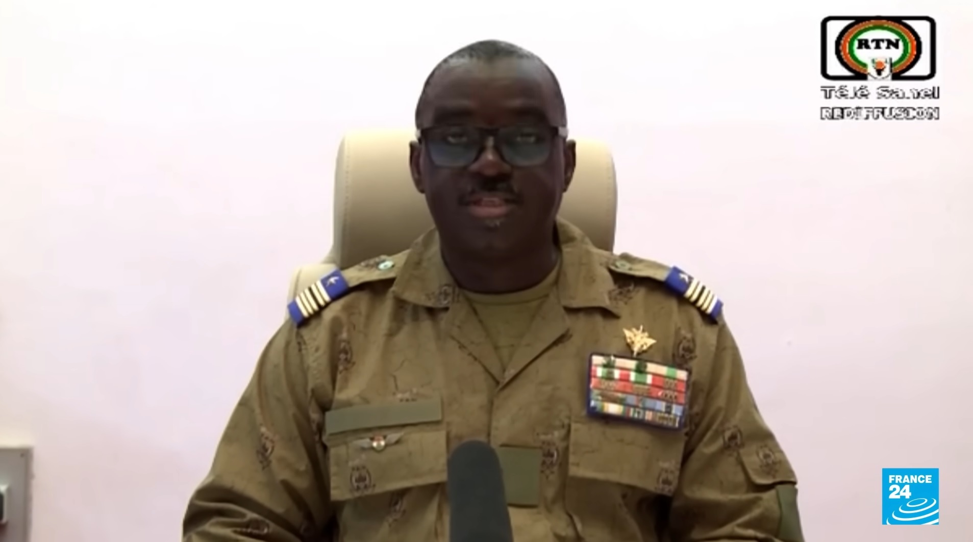 L'annonce a été faite samedi soir à la télévision par Amadou Abdramane, colonel major membre de la junte putchiste au Nige (illustration). Capture d'écran France 24