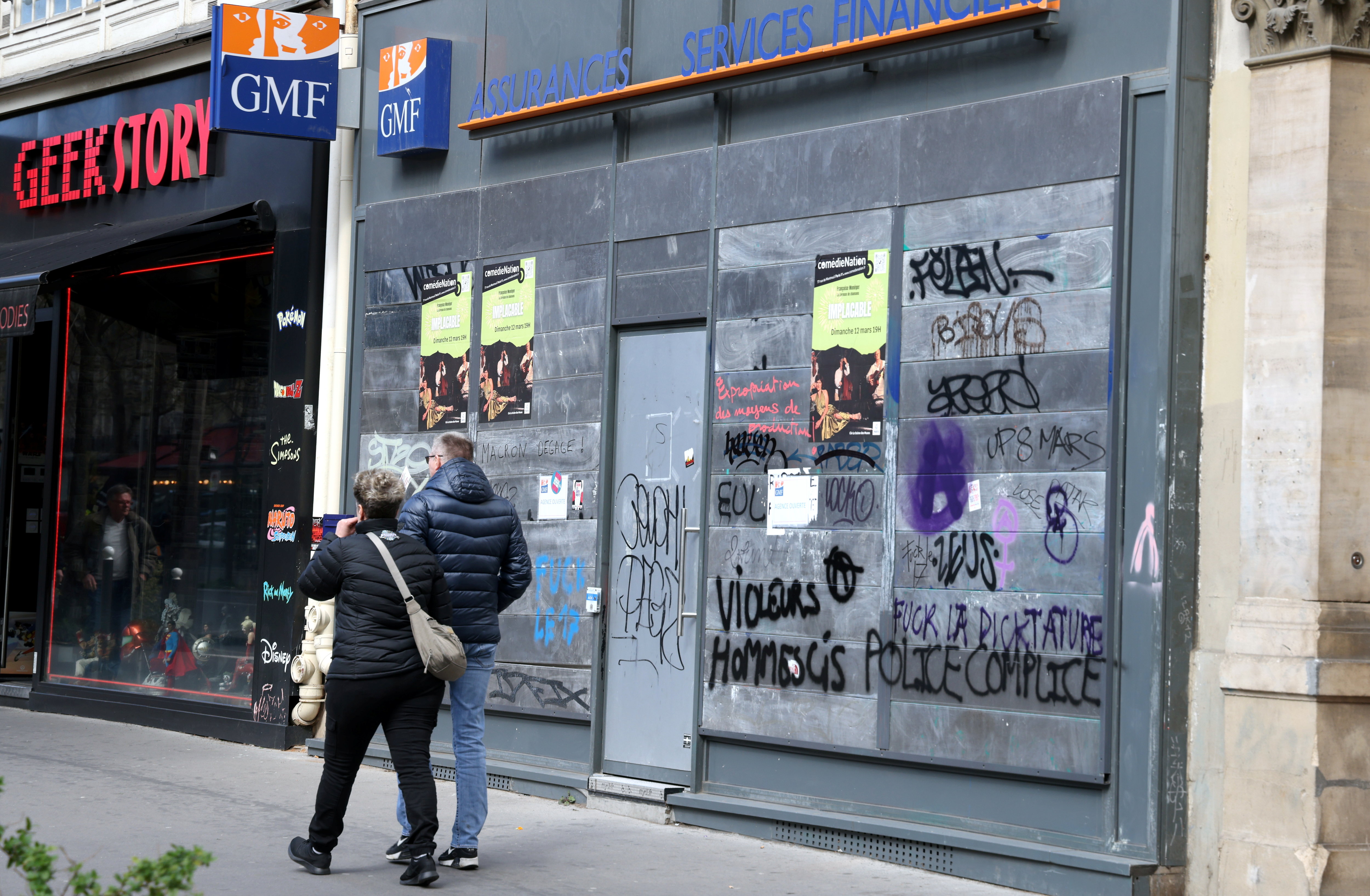 Le long du boulevard Voltaire, qu'emprunteront les manifestants ce mardi 28 mars, les établissements financiers sont barricadés derrière des renforts métalliques. LP/Jean-Baptiste Quentin