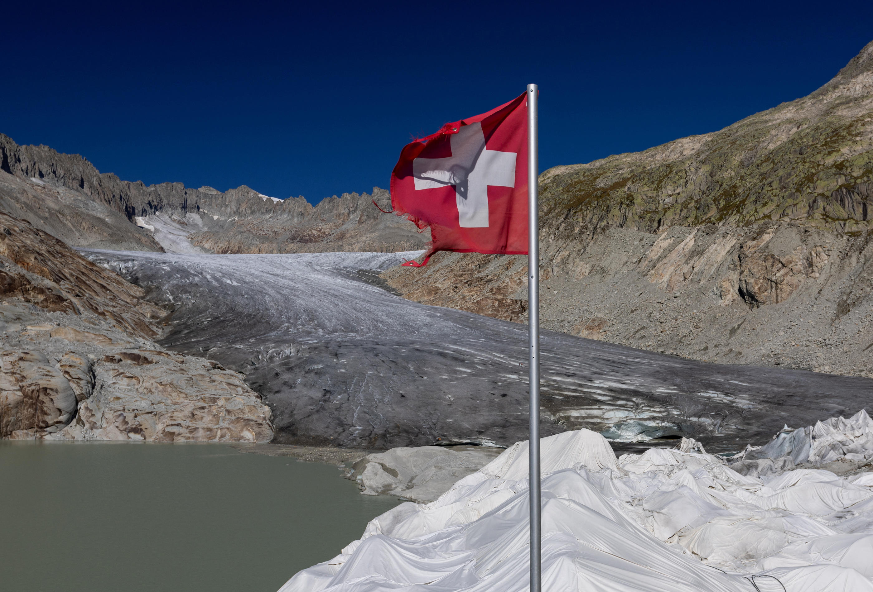 Obergoms (Suisse), mardi. Le glacier du Rhône subit le dérèglement climatique. Reuters/Denis Balibouse