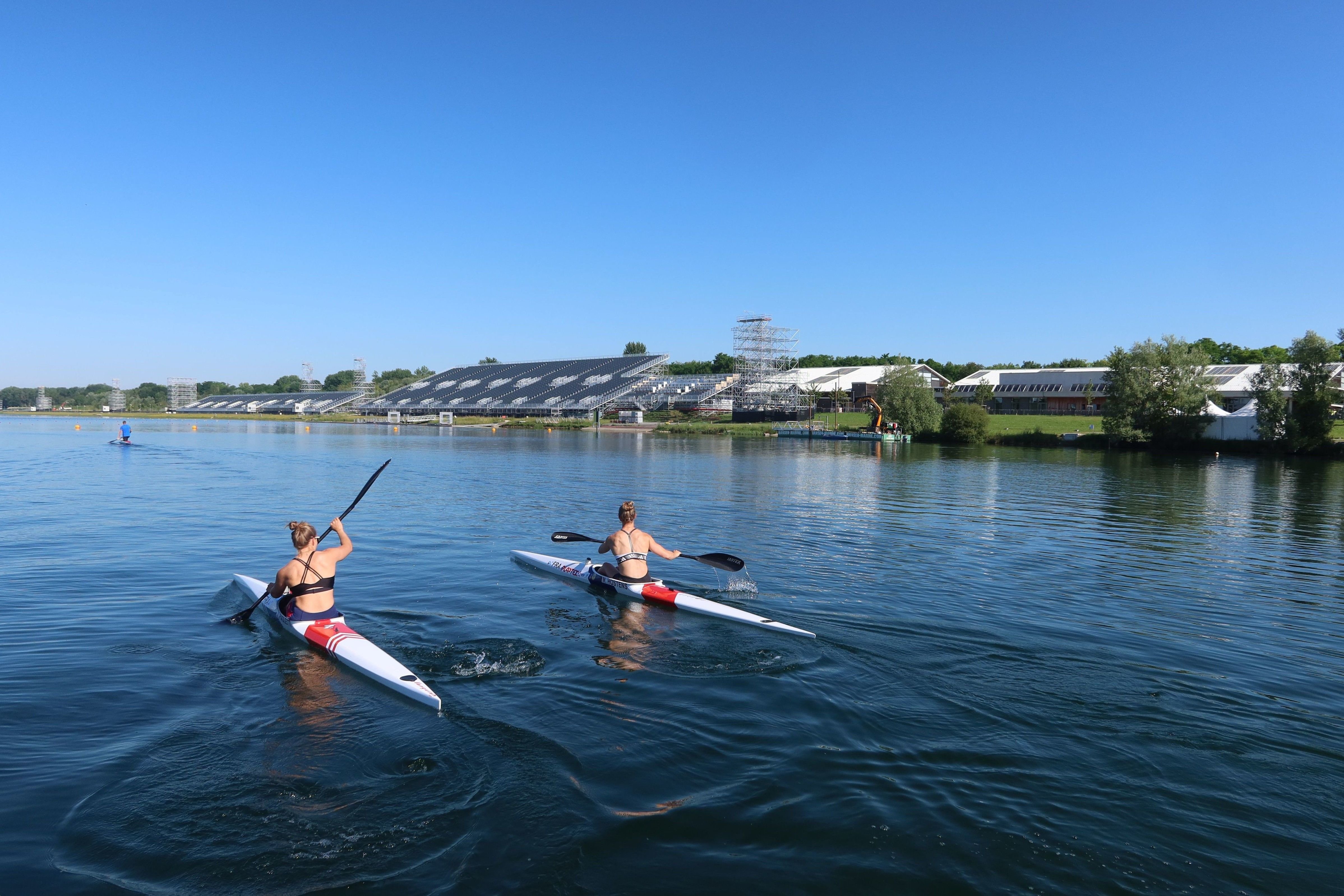 Vaires-sur-Marne, le 24 juin. Au stade nautique olympique, vue sur le bassin d'eau calme long de 2,2 kilomètres, où les tribunes pour le public sont terminées. LP/Sophie Bordier