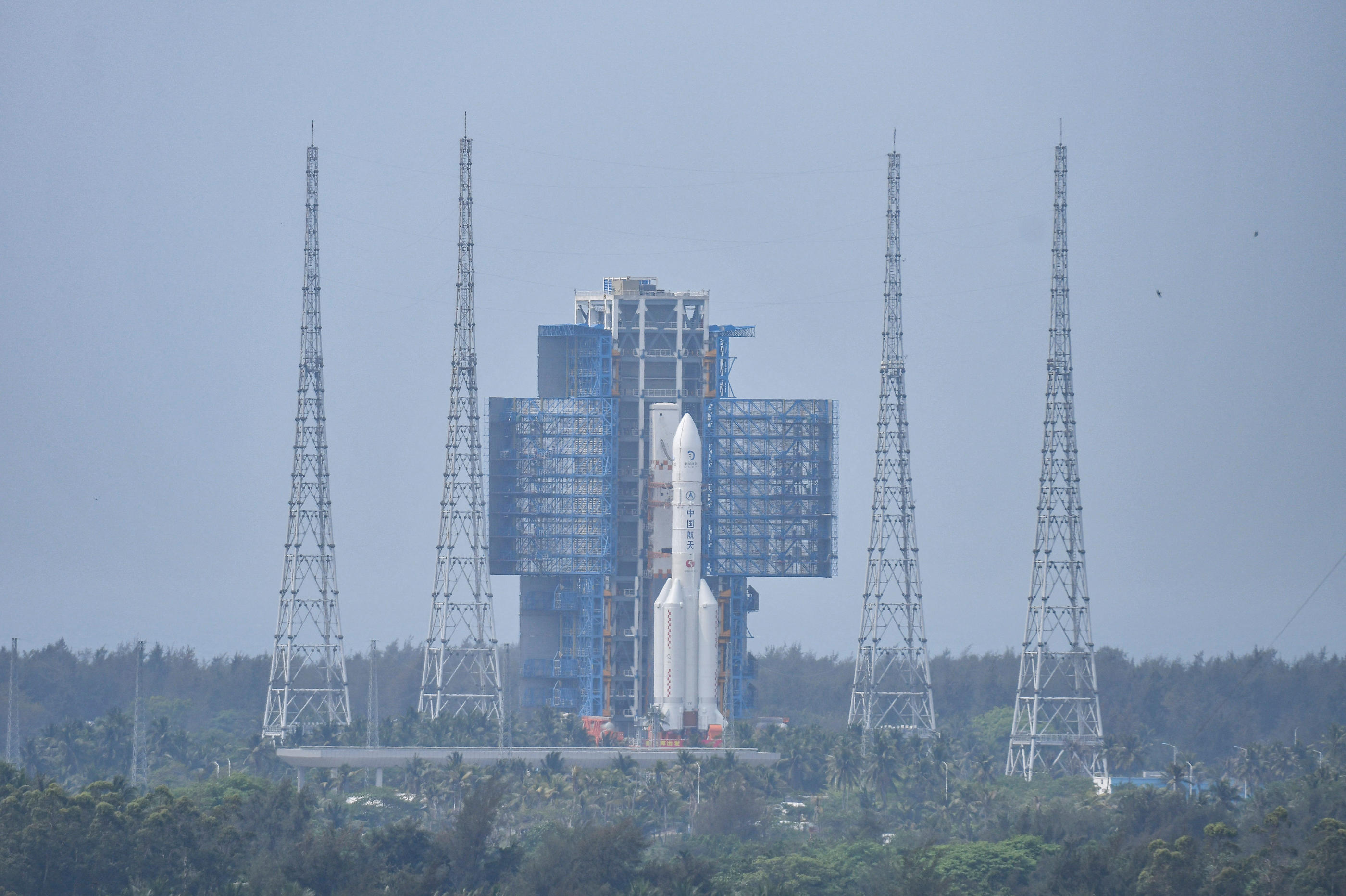 La sonde Chang'e 6, ici à bord d'une fusée Longue Marche sur la base de lancement de Wenchang, le 27 avril. REUTERS