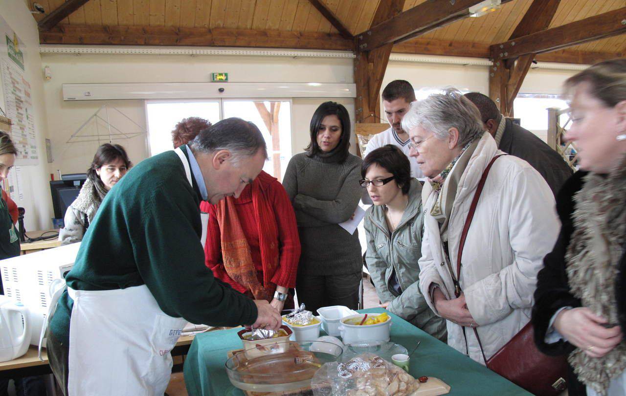 <b></b> Villenoy, décembre 2009. La ferme organise des cours pour confectionner soi-même son foie gras. 