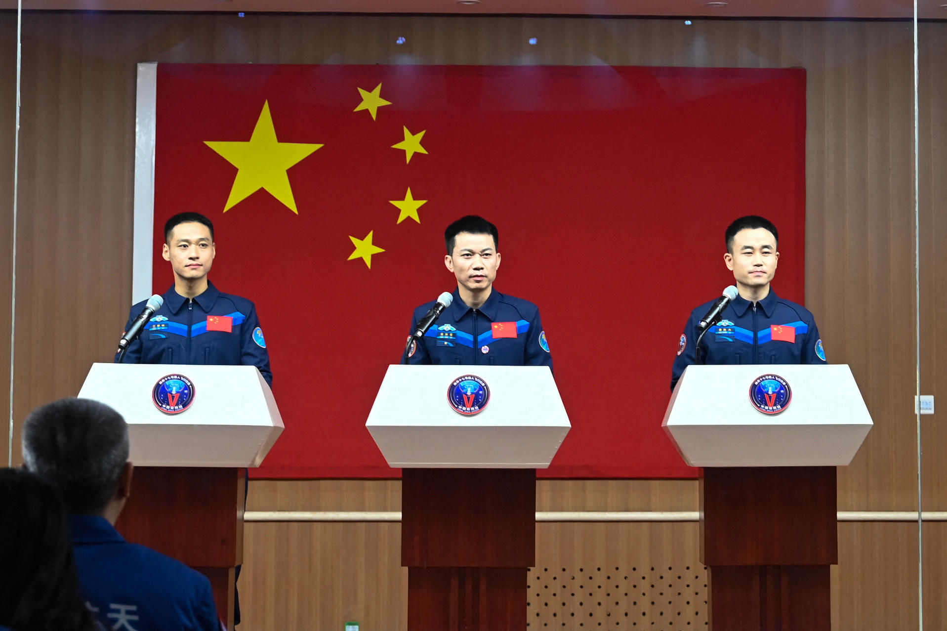 Jiuquan (Chine), mercredi. Jiang Xinlin, Tang Hongbo et Tang Shengjie (de gauche à droite) donnent une conférence de presse. AFP/Pedro Pardo