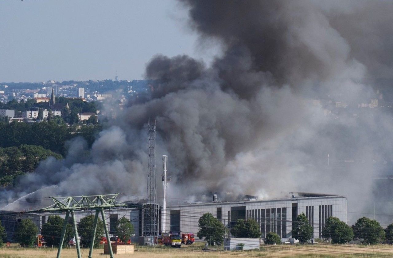 <b></b> Saint-Germain-en-Laye, le 3 juillet 2019. L’incendie qui a détruit l’unité de clarifloculation a entraîné une dégradation sévère des capacités de traitement de l’usine.