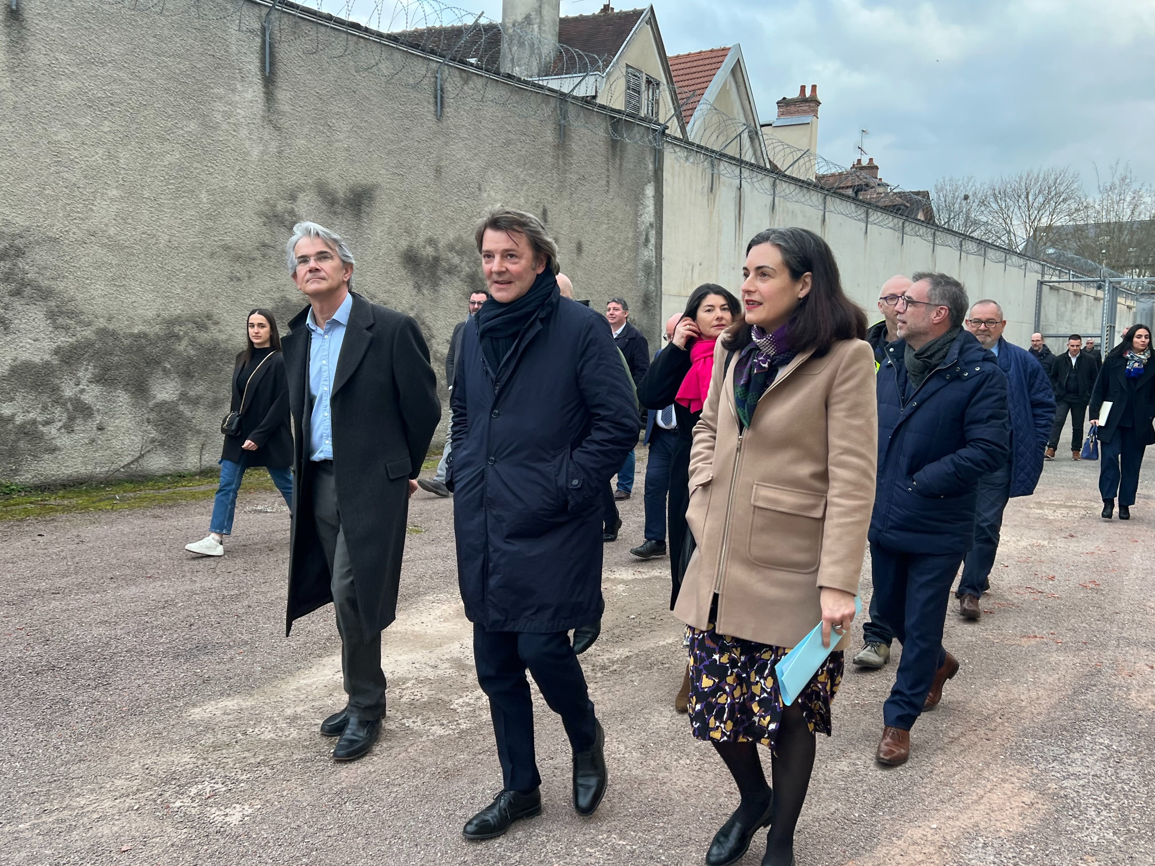 La préfète de l'Aube, Cécile Dindar et le maire de Troyes, François Baroin (au centre) ont visité ce jeudi 7 mars 2024 la prison Hennequin. LP/Tony Boulenger