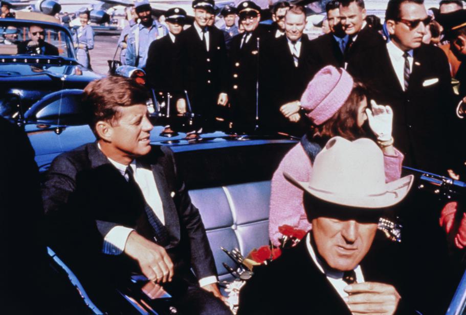 Le 22 novembre 1963, peu de temps avant l’assassinat de John F. Kennedy, le président américain et son épouse, Jacqueline, quittent l’aéroport de Dallas accompagnés du gouverneur du Texas, John Connally (à l’avant). Bettmann Archive/Getty