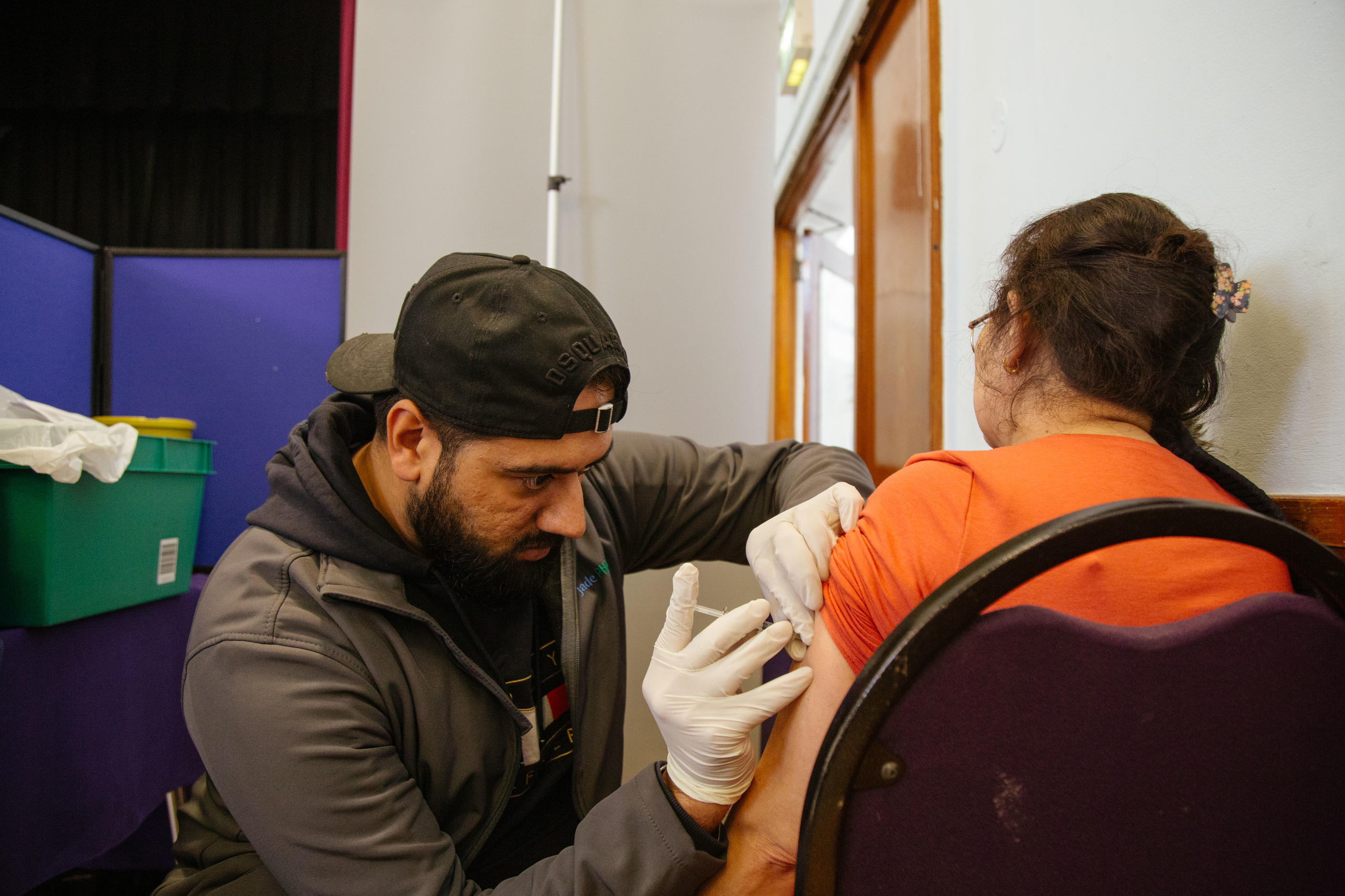 Une femme reçoit son vaccin antigrippe au vaccinodrome de Feltham, dans la région de Londres, le 12 décembre. Hans Lucas/Louis Delbarre.