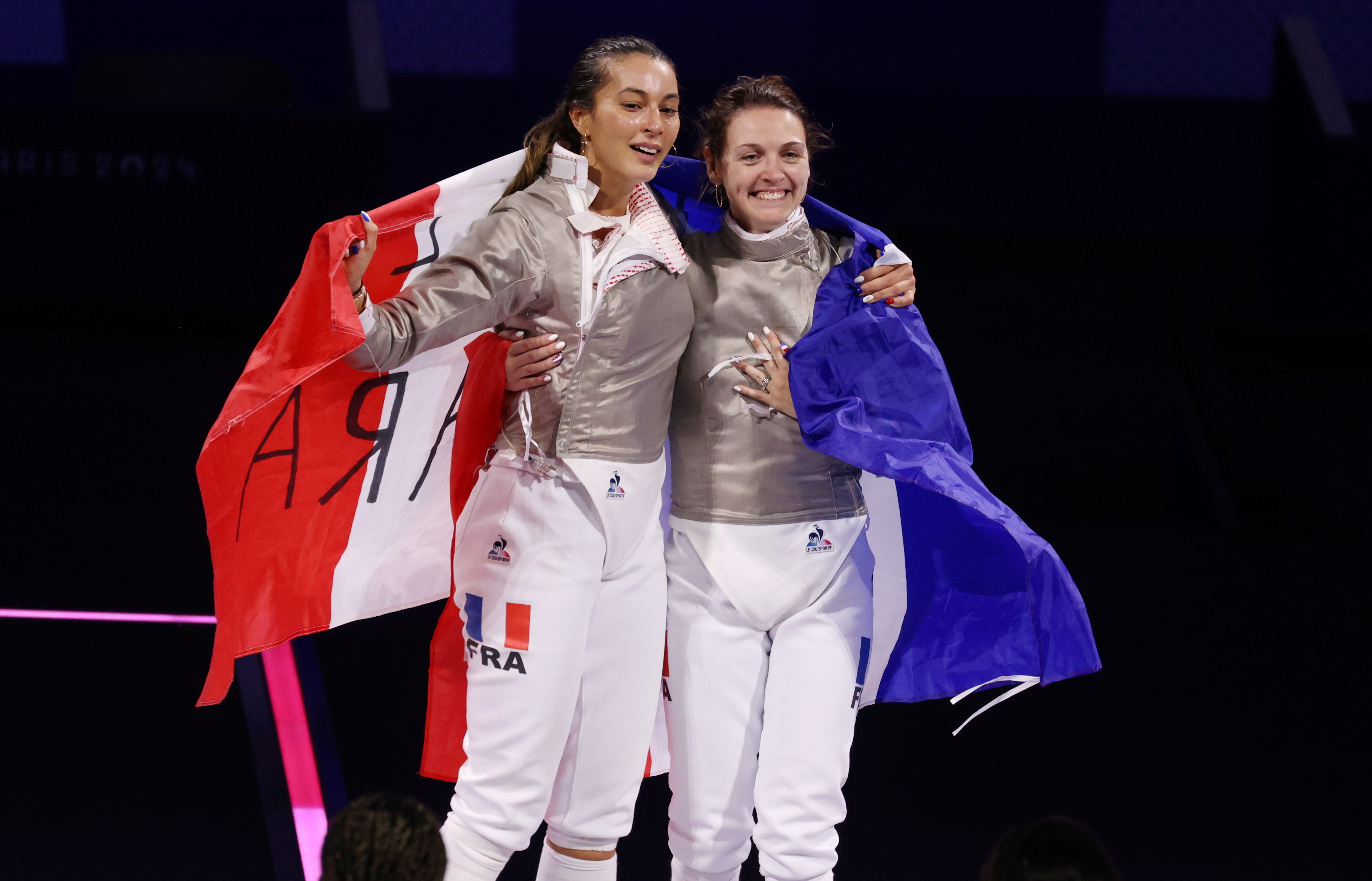 Paris, le 29 juillet 2024. Sara Balzer et Manon Apithy-Brunet (de gauche à droite) qui avaient respectivement remporté l'argent et l'or en individuel seront les fers de lance de l'équipe de France dans l'épreuve par équipe. LP/ Jean-Baptiste Quentin