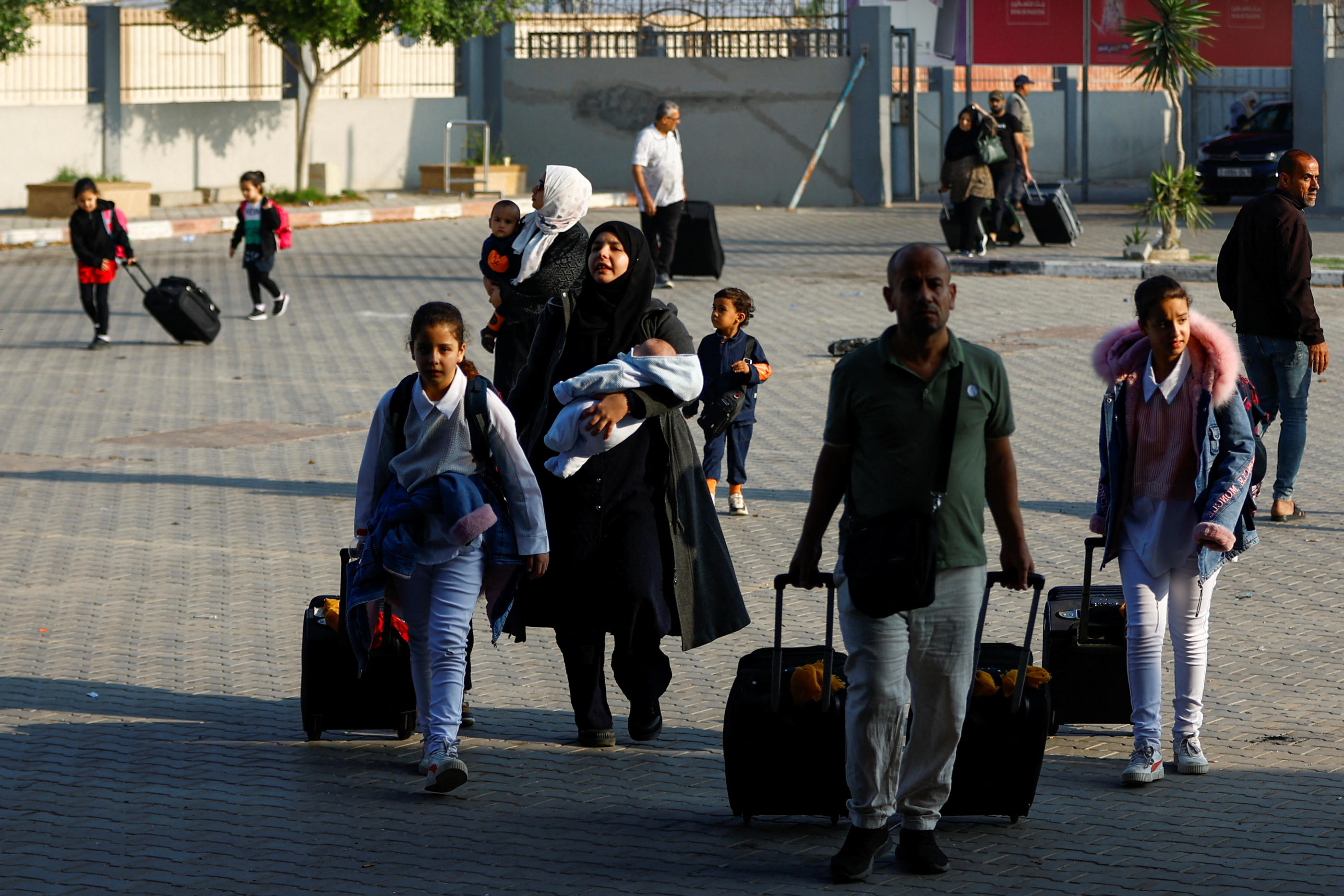 Après les 300 évacuations de binationaux ou étrangers le mercredi 1er novembre, 400 devaient à nouveau pouvoir franchir la frontière avec l'Egypte, depuis la bande de Gaza, ce jeudi. Reuters/Ibraheem Abu Mustafa