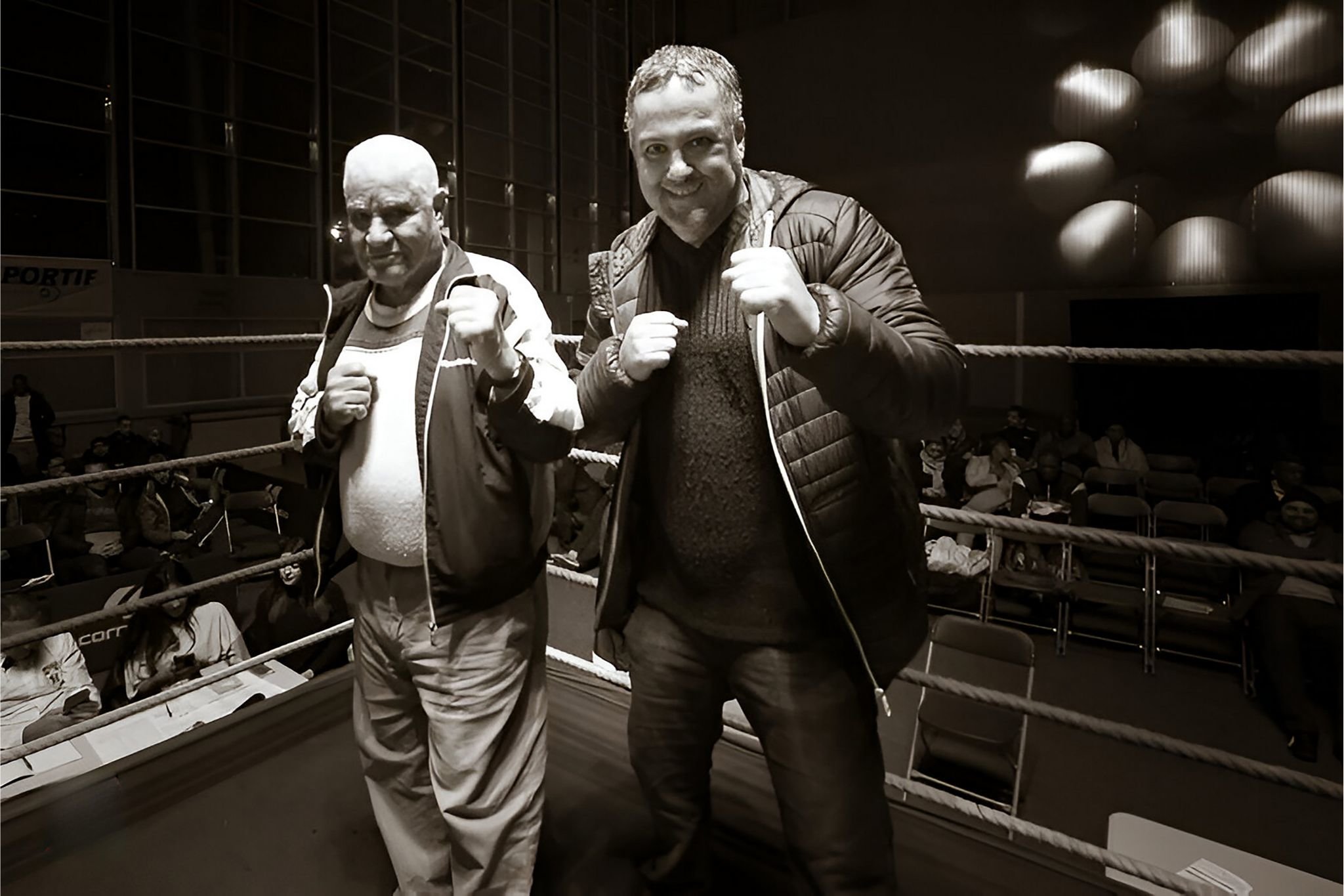 Idir Negrouche (à gauche), pose ici au côté de son fils Nasser, qui a hérité de sa passion pour la boxe. DR