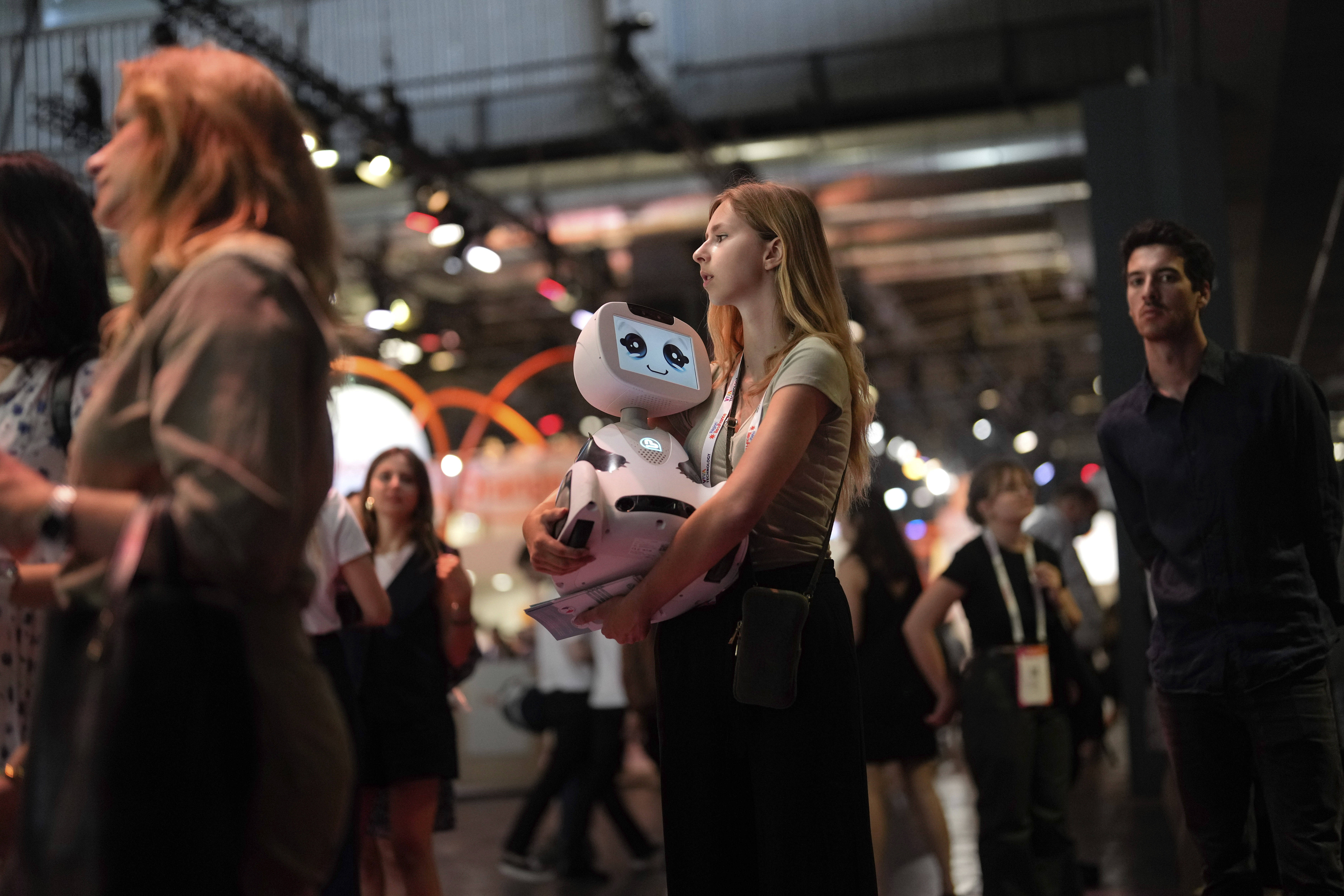 Une femme porte un robot lors du précédent salon VivaTech, le 14 juin 2023. AP/Sipa/Thibault Camus