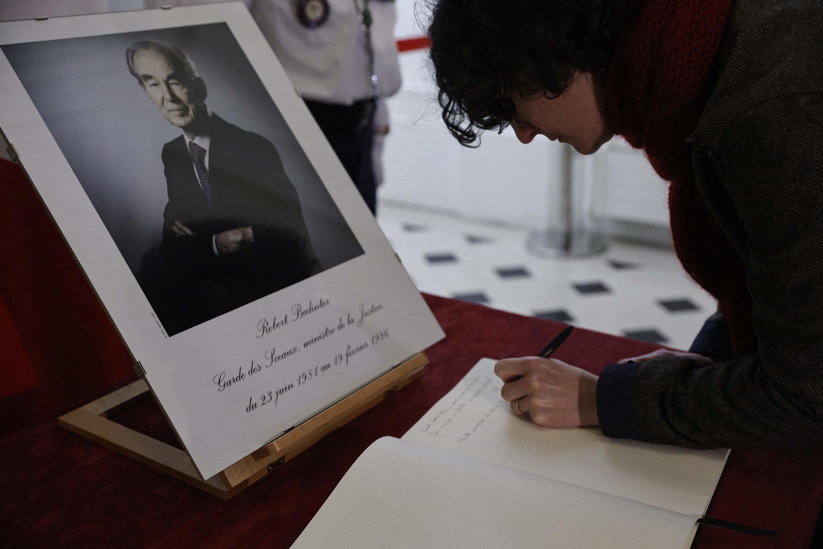 Après la mort de l'illustre homme d'État, un recueil de condoléances a été ouvert au grand public au ministère de la Justice, place Vendôme. AFP/Geoffroy van der Hasselt