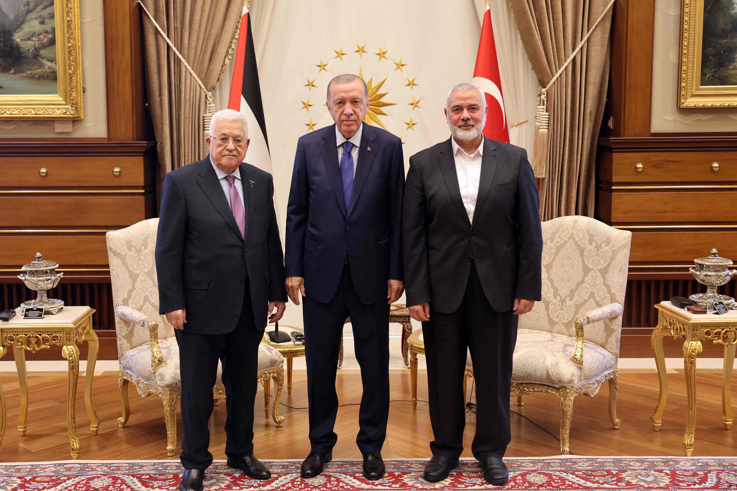 La dernière rencontre entre le président turc et le chef du Hamas (à droite) remonte au 26 juillet 2023 à Ankara, en compagnie du président palestinien Mahmoud Abbas. AFP