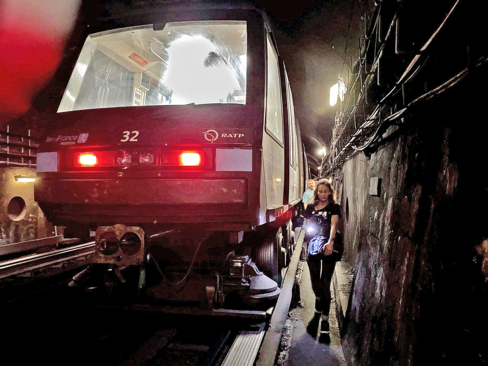 Au nord de la ligne 4 du métro, dans la nuit de mercredi à ce jeudi. La RATP a organisé une simulation d'évacuation. Un exercice grandeur nature auquel de « faux passagers » tels que Jean Castex et Valérie Pécresse ont participé.
