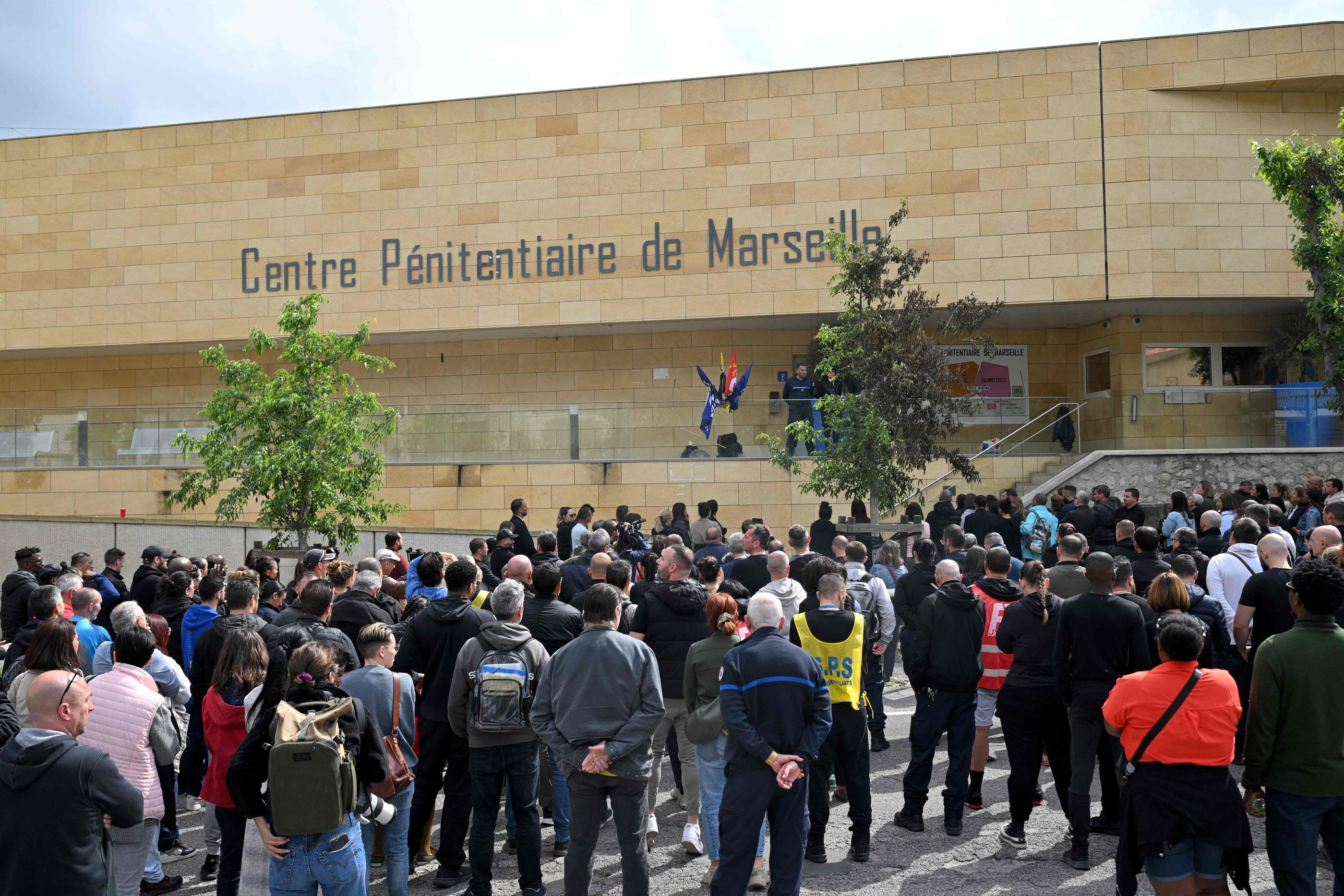 Une minute de silence observée devant la prison des Baumettes, à Marseille. AFP/Nicolas Tucat