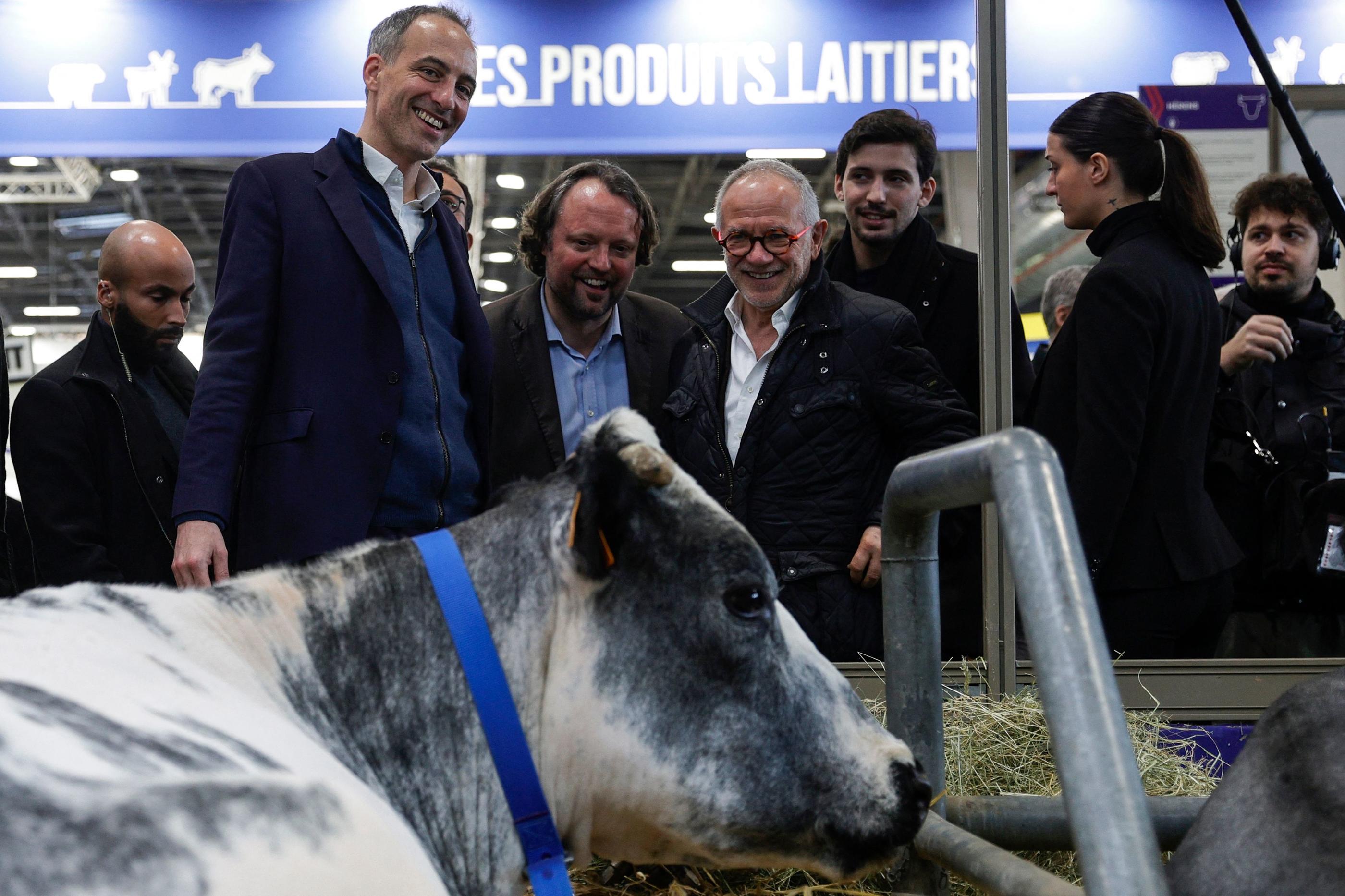 La tête de liste du parti socialiste Raphaël Glucksmann a parcouru dimanche les allées du Salon de l'agriculture. AFP/Geoffroy Van der Hasselt