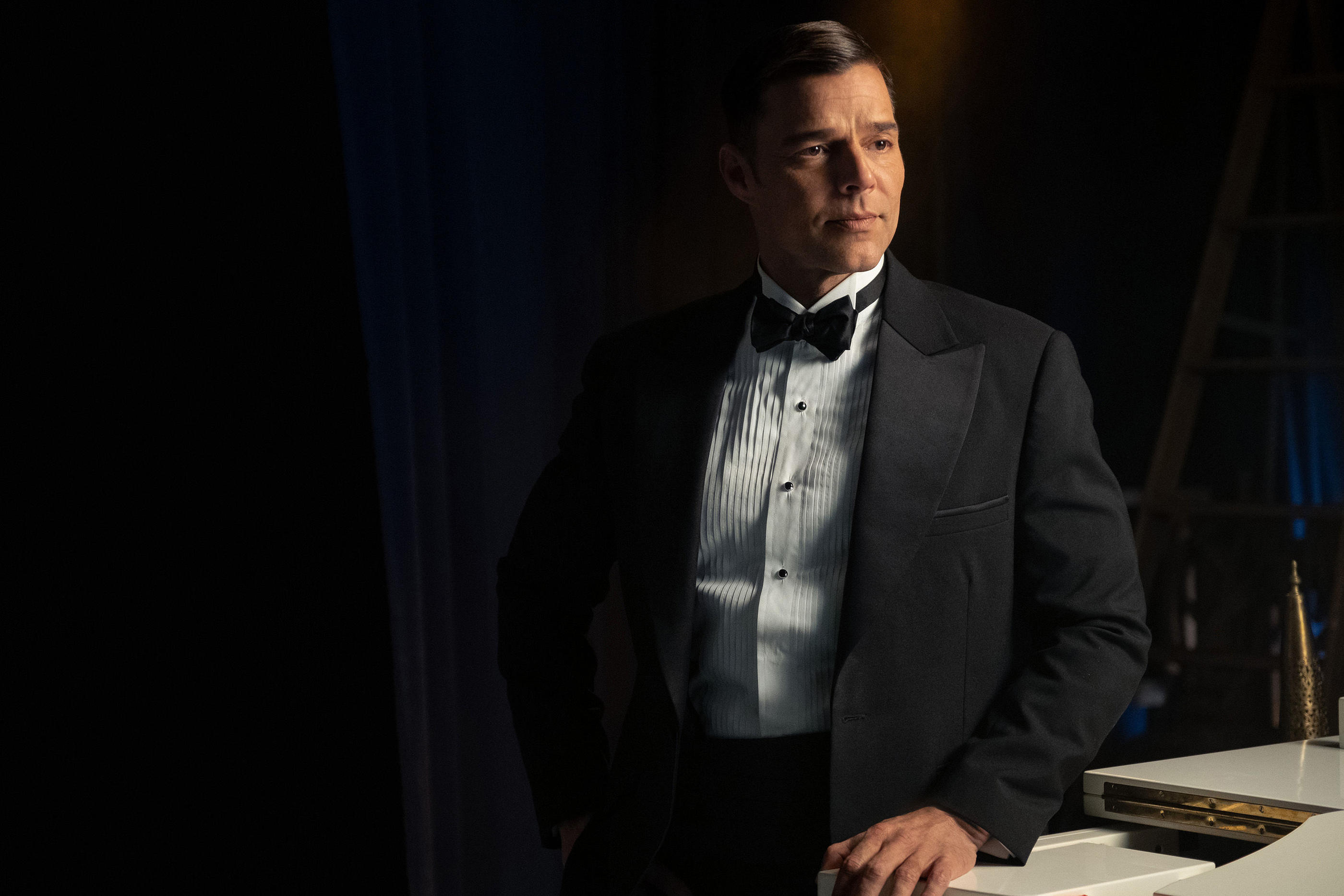 Dans la série  «Palm Royal» diffusée sur Apple TV + depuis le 20 mars, l'acteur Ricky Martin, 52 ans, incarne Robert, serveur au Palm Royale. ERICA PARISE