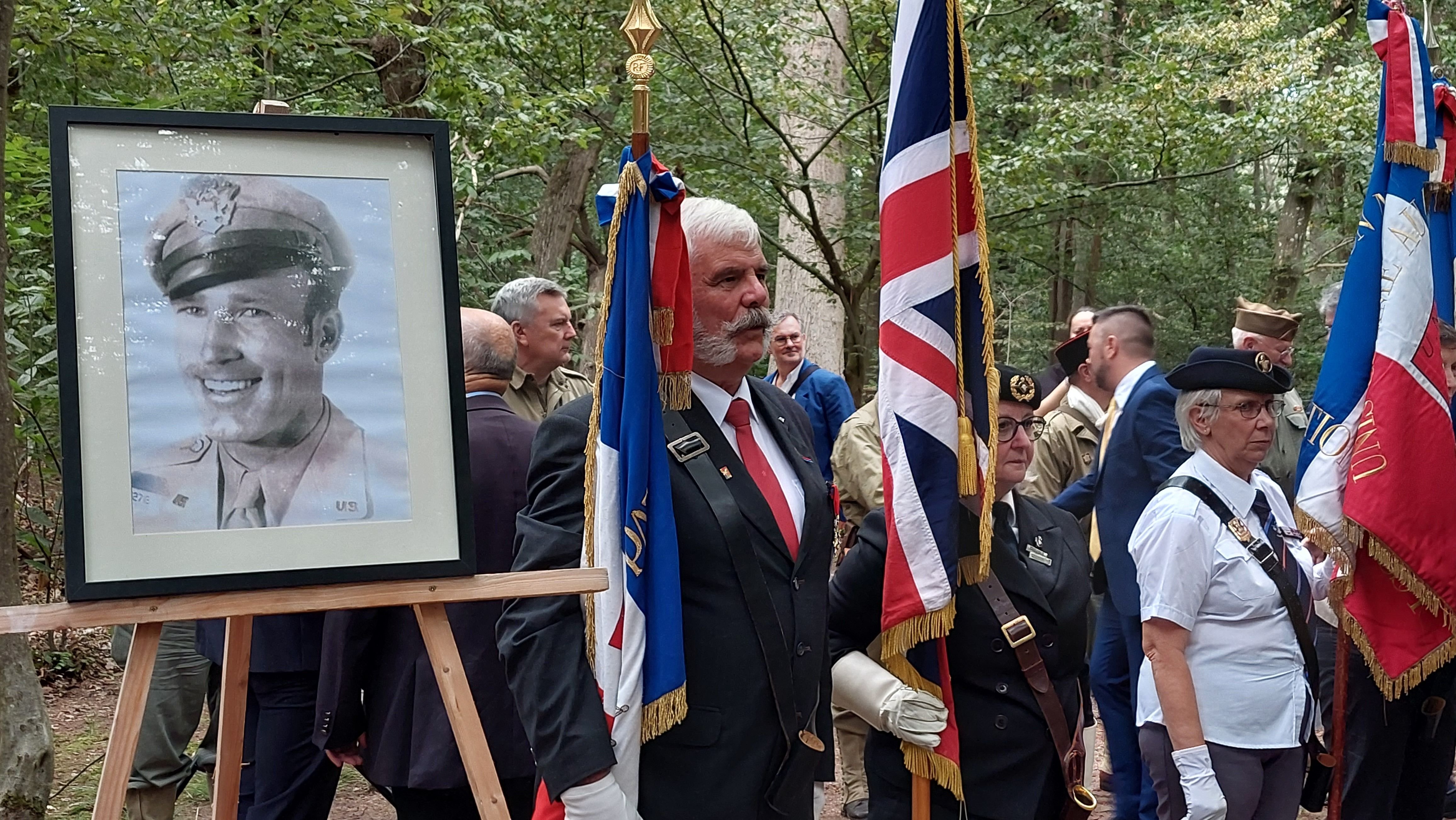 Verneuil-sur-Seine, ce samedi matin. Le portrait du major Shurlds, tué lors du crash de l'avion, a été mis à l'honneur lors de cet hommage officiel. LP/Mehdi Gherdane