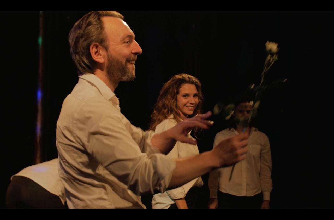 Le théâtre immersif quand le spectateur se retrouve au milieu de la pièce Le Parisien