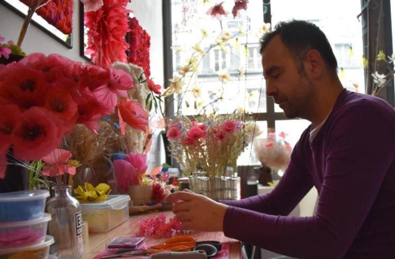 Paris (XIIe). L'artiste parisien William Amor travaille le plastique pour en faire des fleurs (archives).