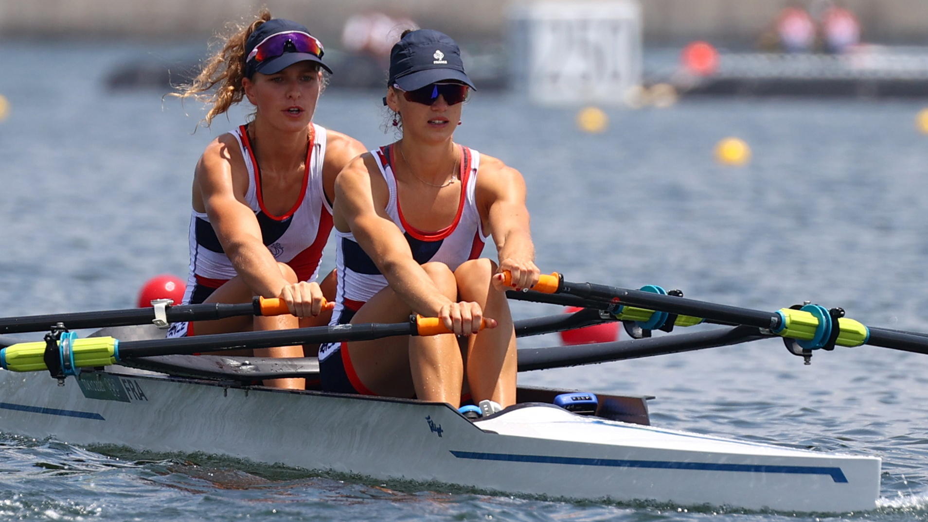 Laura Tarantola et Claire Bové, ici lors des Jeux olympiques de Tokyo, jouent leur place aux JO 2024 lors de la régate de Lucerne en Suisse. Reuters/Leah Millis