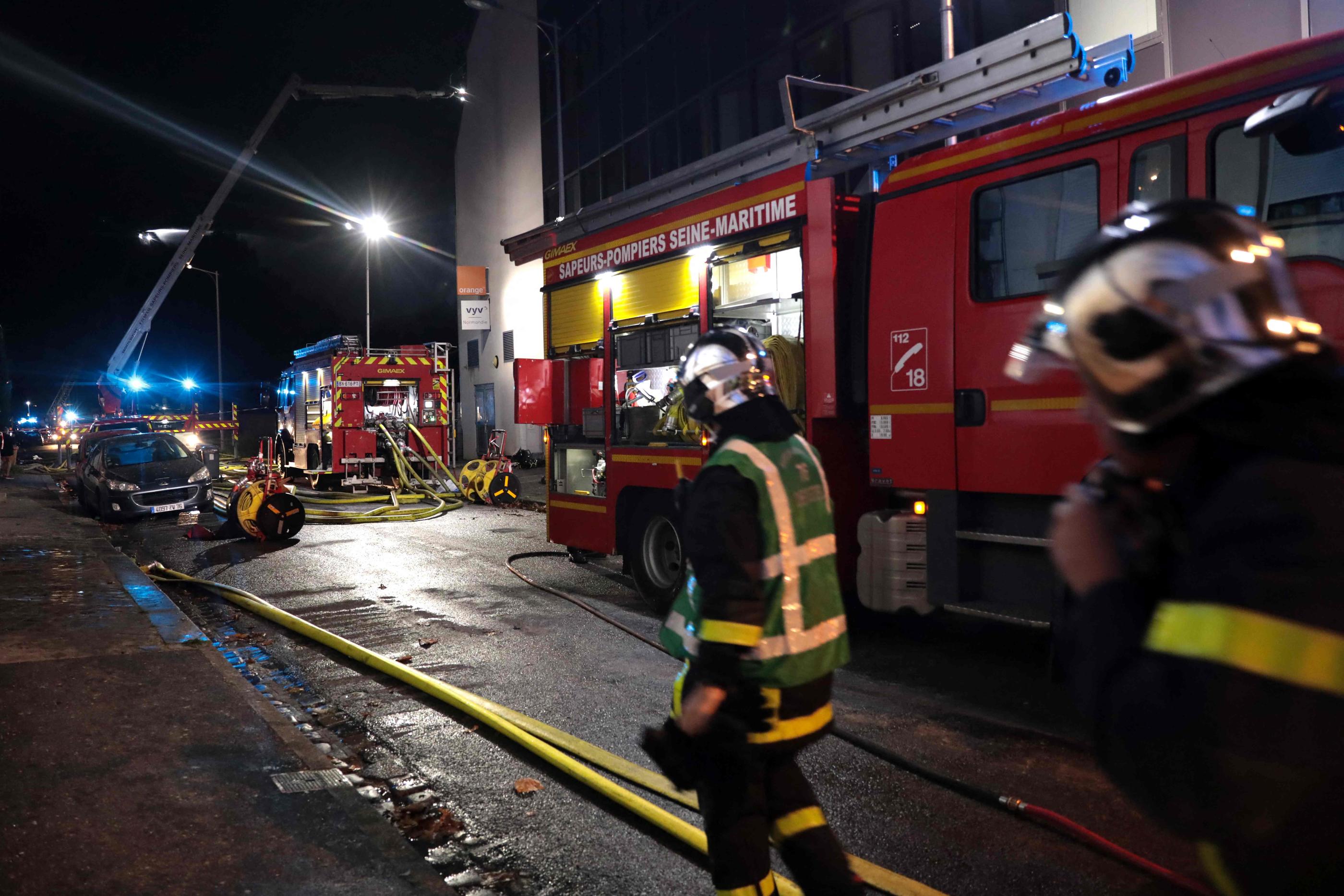 Rouen (Seine-Maritime), nuit de samedi à dimanche. Des pompiers interviennent sur le sinistre de deux immeubles qui ont pris feu et se sont effondrés. AFP/Lou Benoist