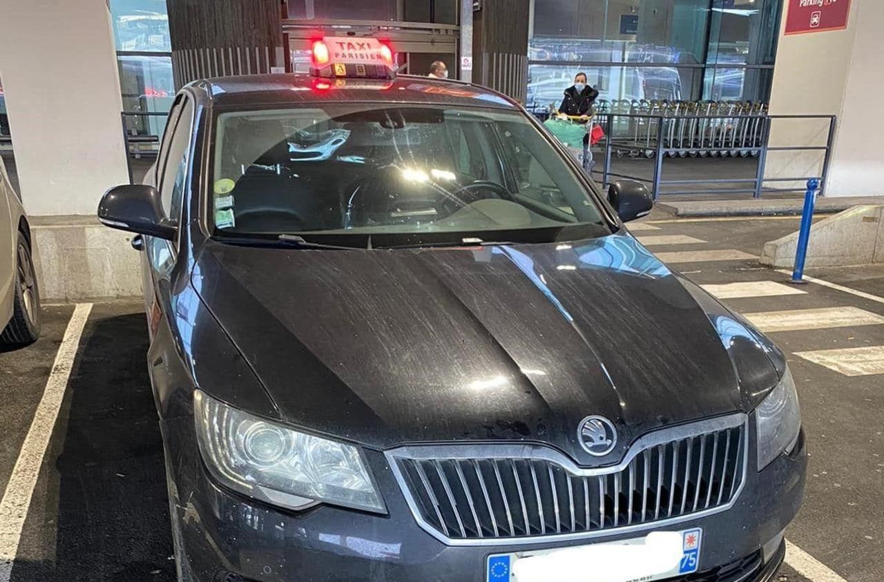 <b></b> Deux touristes venus d’Hongkong ont été contraints de payer 230 euros de taxi entre Roissy et Paris par un chauffeur sans scrupule, qui utiliserait ce véhicule.
