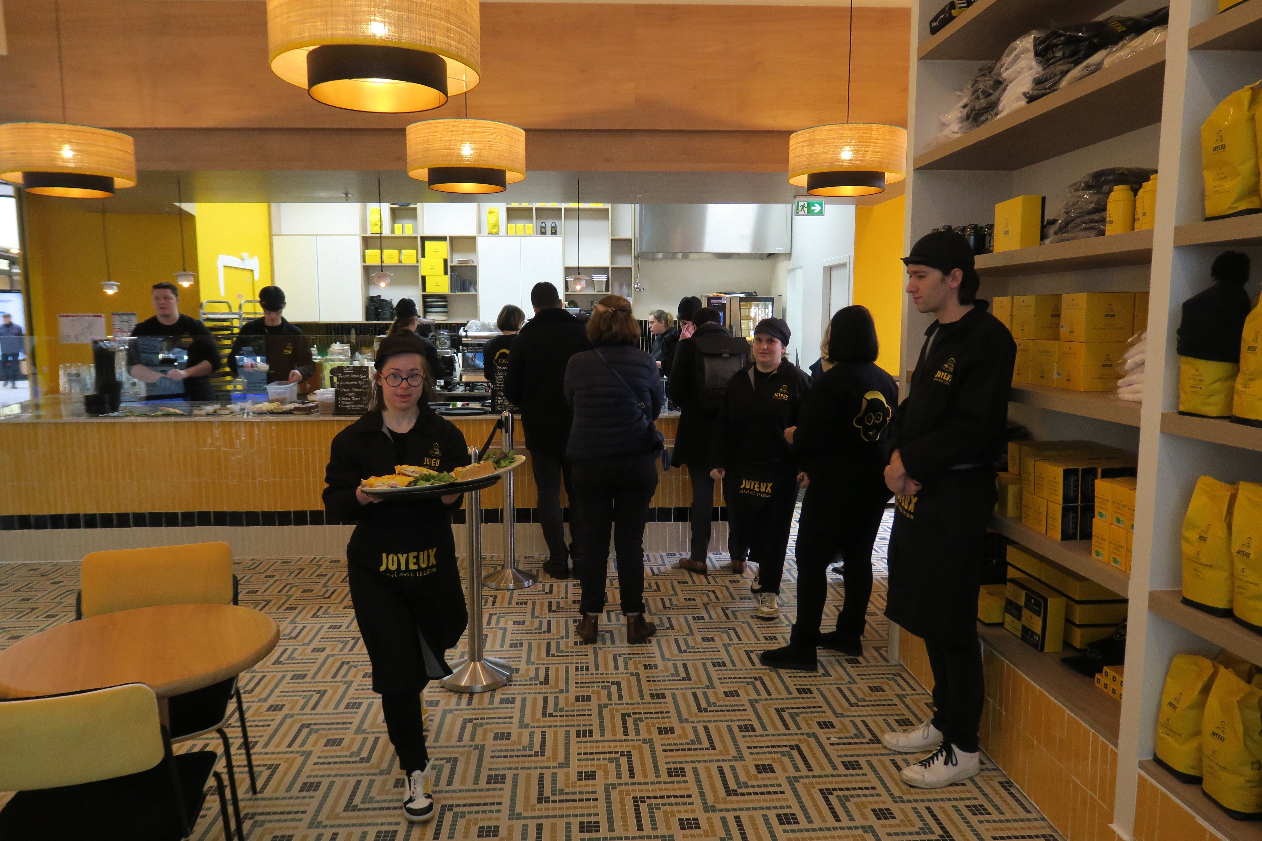 Le Chesnay-Rocquencourt (Yvelines), le 20 janvier 2023. Le Café Joyeux installé dans le centre commercial Westfield Parly 2 emploie 21 personnes, dont 80% sont en situation de handicap. LP/Julie Ménard