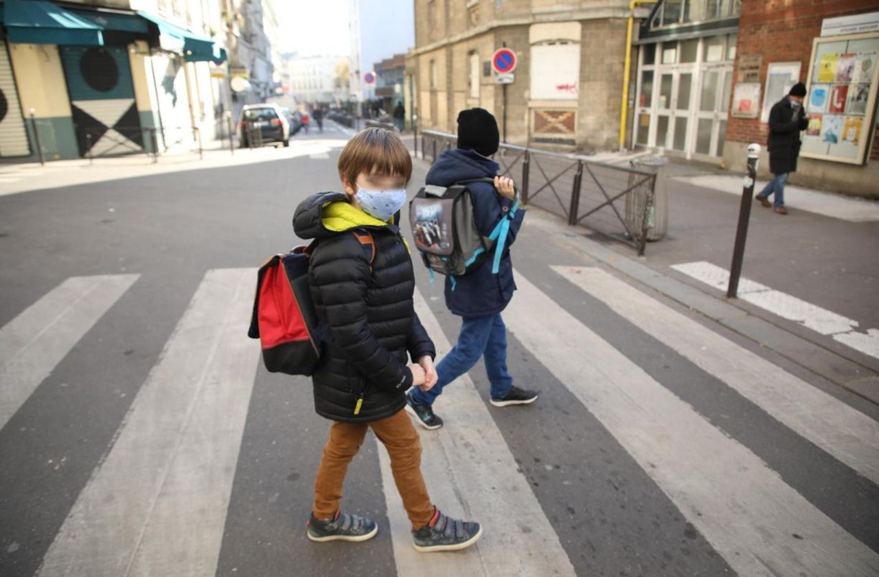 <b></b> Paris, janvier 2021. Parmi les initiatives pour mieux protéger les piétons, la mairie de Paris veut créer 20 « rues aux écoles « supplémentaires, en plus des 124 mises en place en 2020.