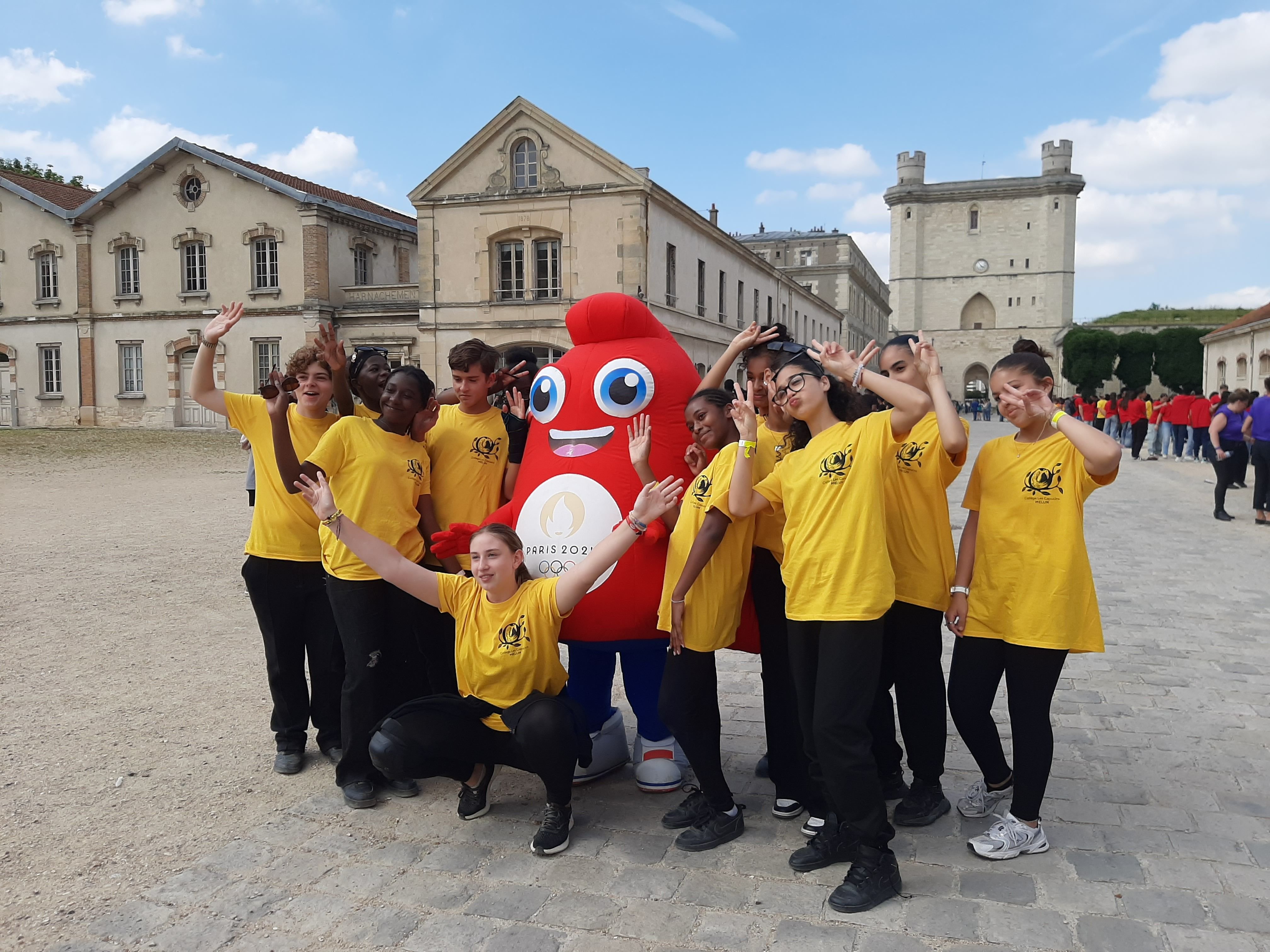 Vincennes, le 8 juin 2024. Les collégiens, ici avec la mascotte des Jeux olympiques et paralympiques de Paris 2024, ont livré une représentation unique. LP/Marine Legrand