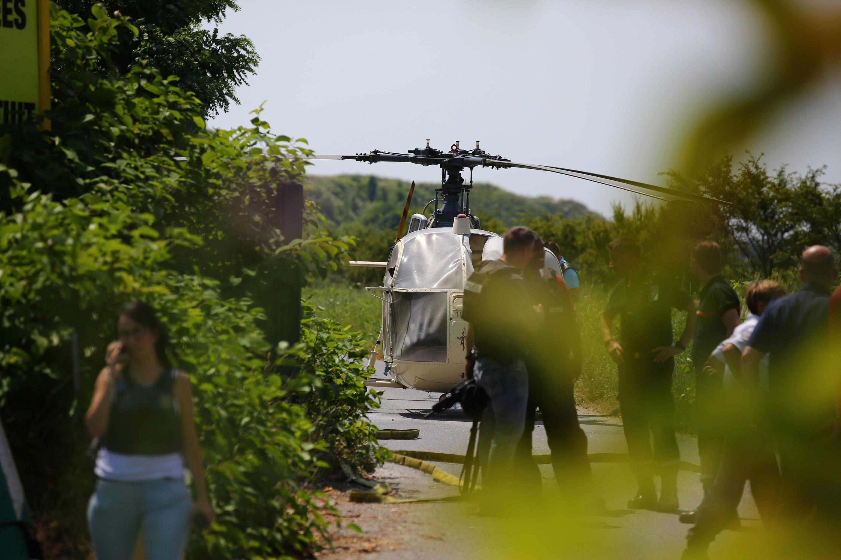Les forces de l'ordre avaient retrouvé l'hélicoptère qui a servi à l'évasion de Rédoine Faïd à côté d'une station-service de la D370 proche de Gonesse (Val-d'Oise). LP/Jean Nicholas Guillo