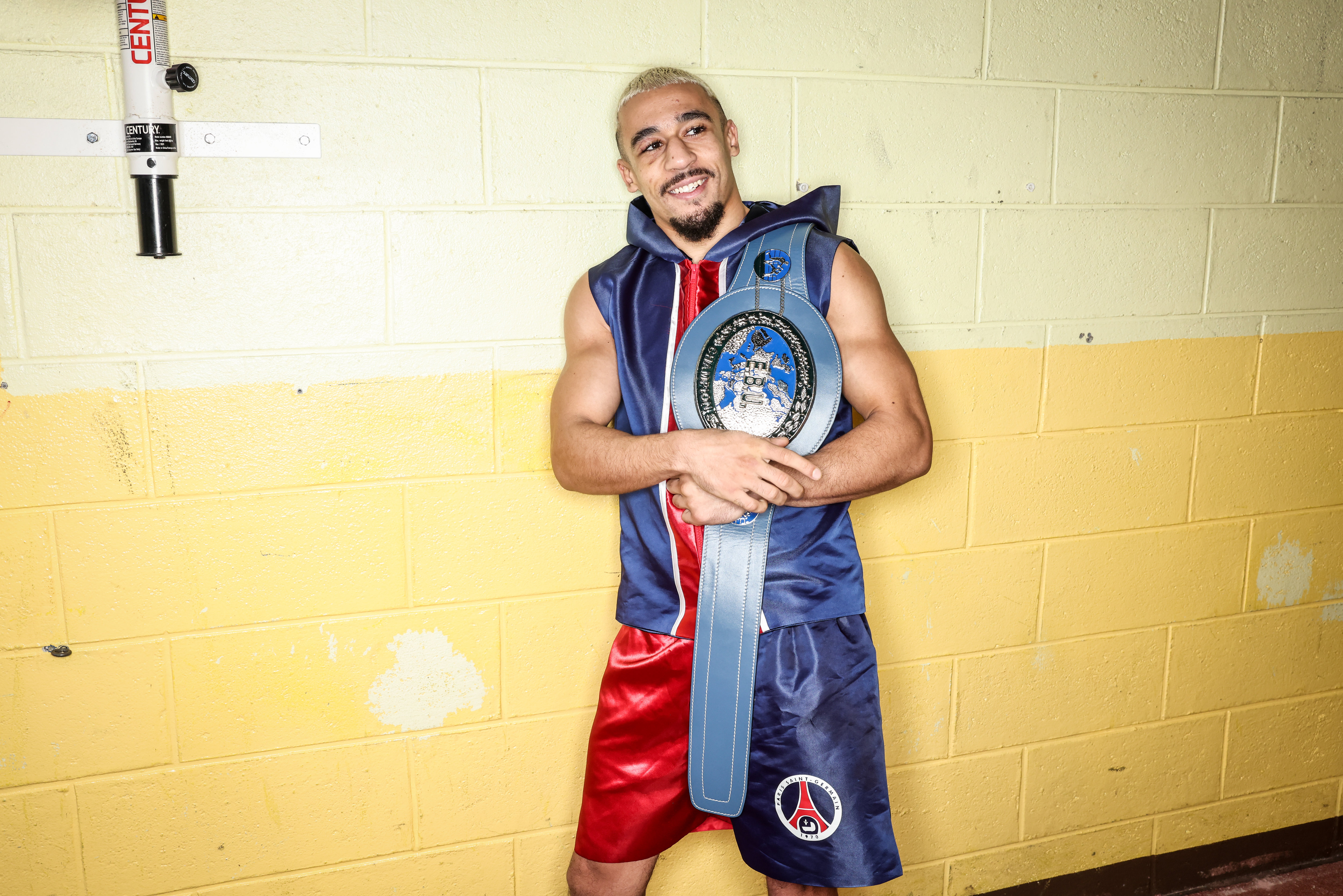 Après la ceinture EBU Silver, qu'il a sur l'épaule, Khalil El Hadri va combattre pour la ceinture de champion d'Europe EBU. LP/Fred Dugit