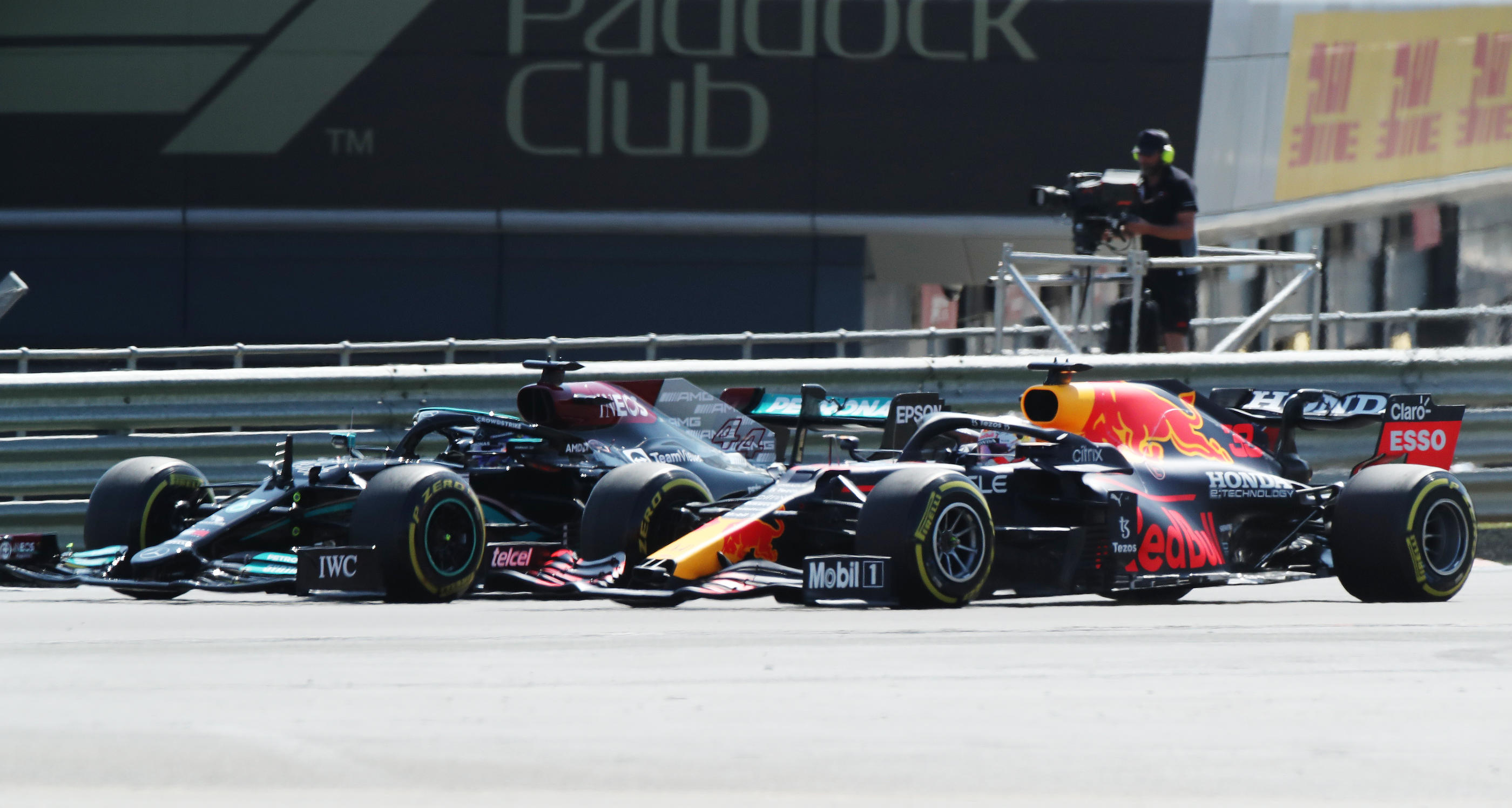 Lewis Hamilton et Max Verstappen ont eu un accident au virage de Copse. Reuters/Peter Cziborra
