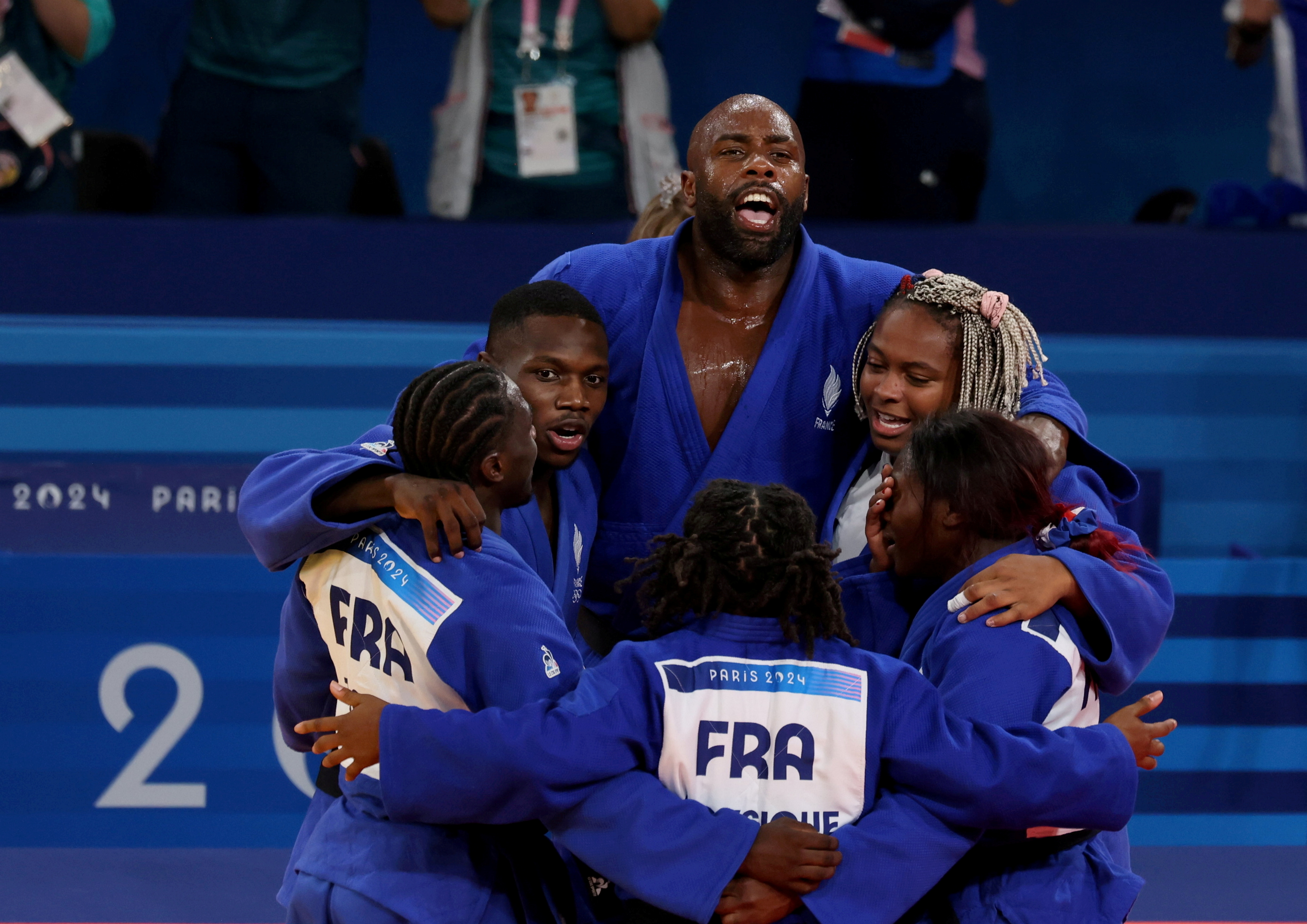 Grâce à son triple champion olympique, Teddy Riner, la France remporte pour la deuxième fois la médaille d'or sur le tournoi par équipe mixte. LP / Jean Baptiste Quentin