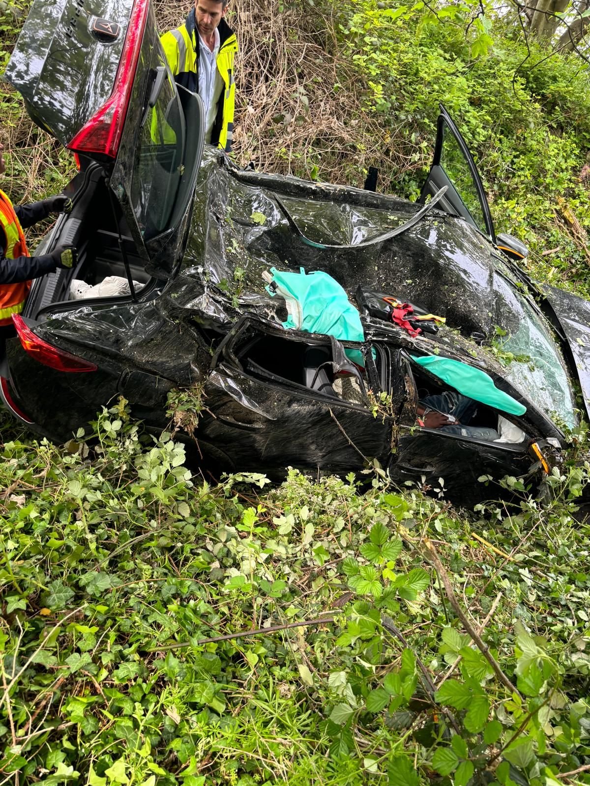 Chilly-Mazarin, ce 1er avril 2024. Une voiture a chuté en contrebas de l'autoroute A6 après une perte de contrôle. Les deux occupants ont été blessés et hospitalisés. DR