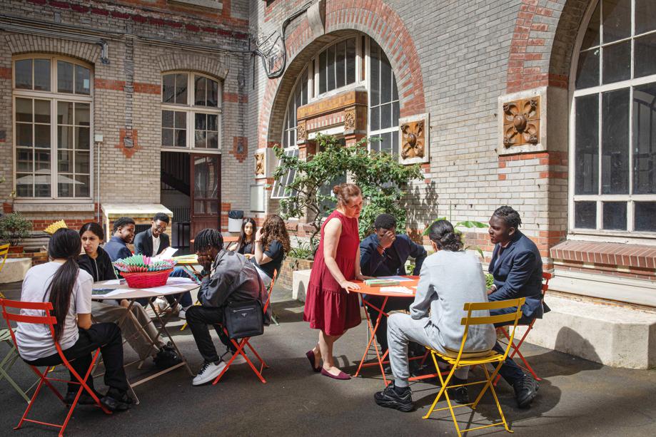 Thérèse de Paulis (ici, en juin 2024), prof de français et d’histoire-géographie au lycée Simone-Weil, à Paris (IIIe), enseigne en plein air depuis dix ans déjà. LPM/Roberta Valerio