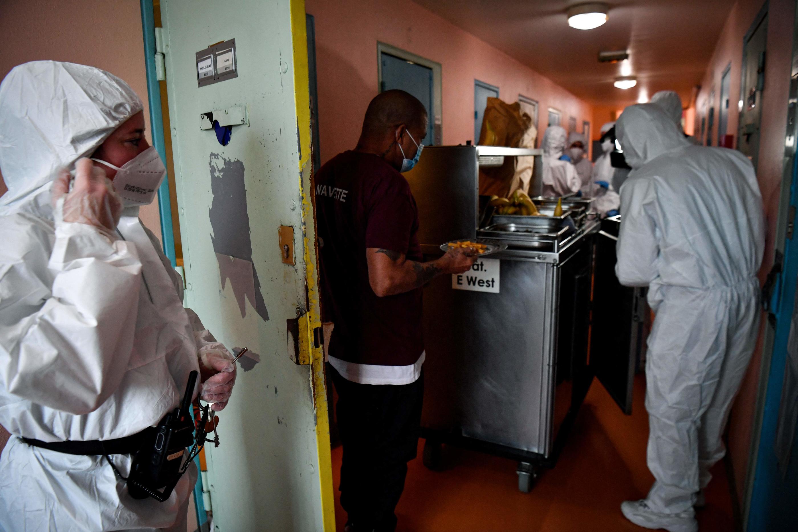 Villepinte, ce jeudi. Dans les quartiers où les détenus positifs au Covid sont isolés, les mesures de protection sont strictes.  AFP/ALAIN JOCARD