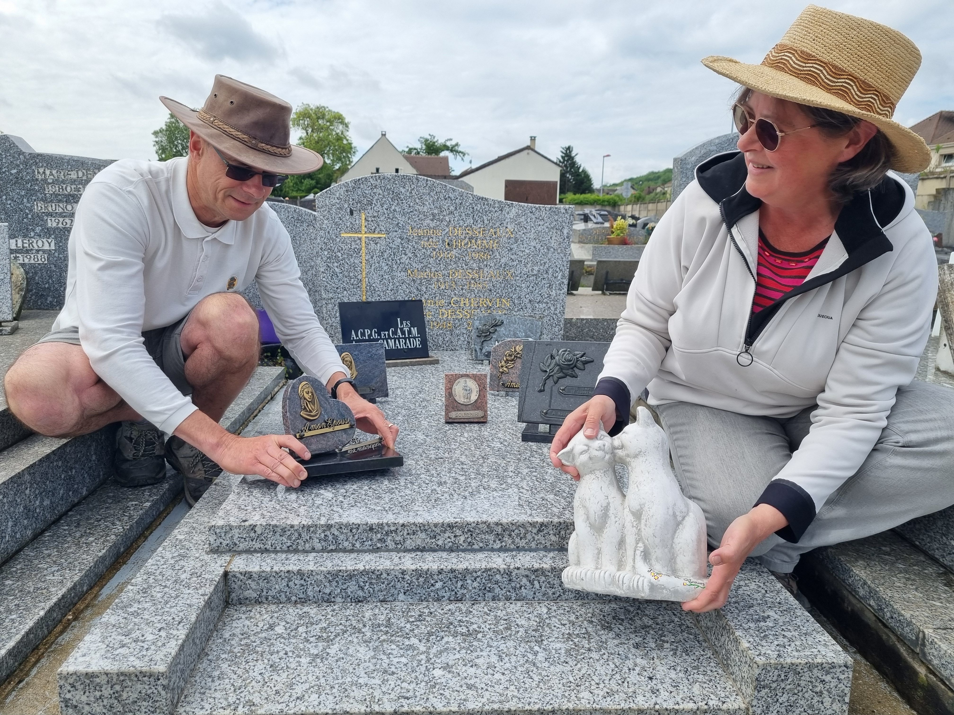 Nogent-sur-Oise (Oise), le jeudi 23 mai 2024. Franck et Béatrice Denaux ont quitté leurs CDI pour ouvrir «On prend soin d’eux», une entreprise de nettoyage de sépultures. LP/Armelle Camelin