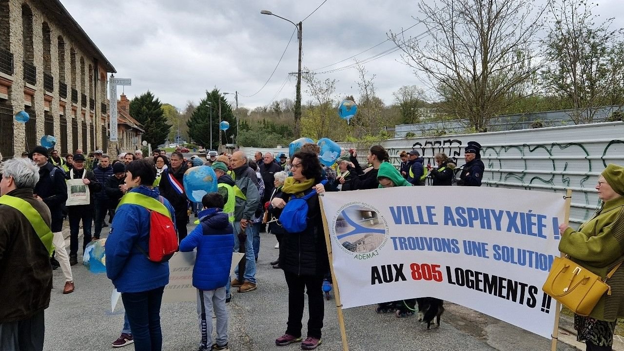 Saint-Fargeau-Ponthierry, ce samedi. Près de 150 personnes ont manifesté contre la « bétonisation » du quartier des 26 Couleurs. LP/F.L.