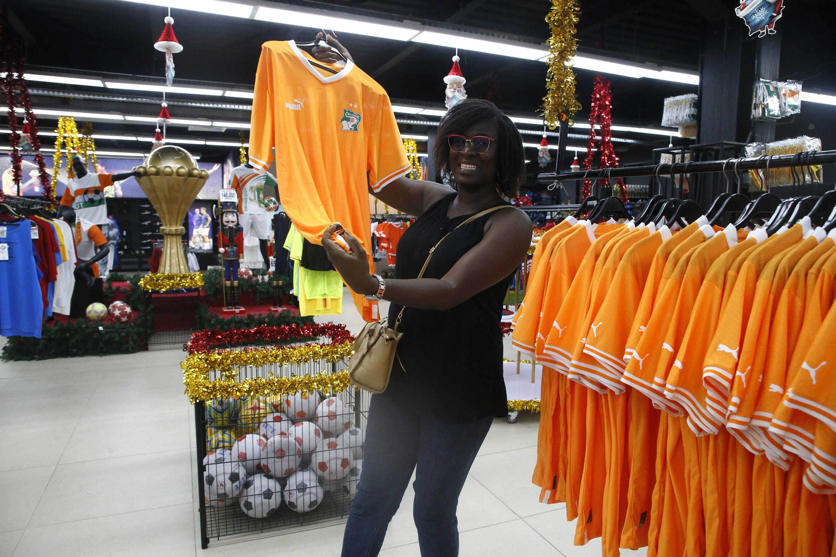 Dans une boutique d'Abidjan, en Côte d'Ivoire, où se déroulera la CAN. Icon sport