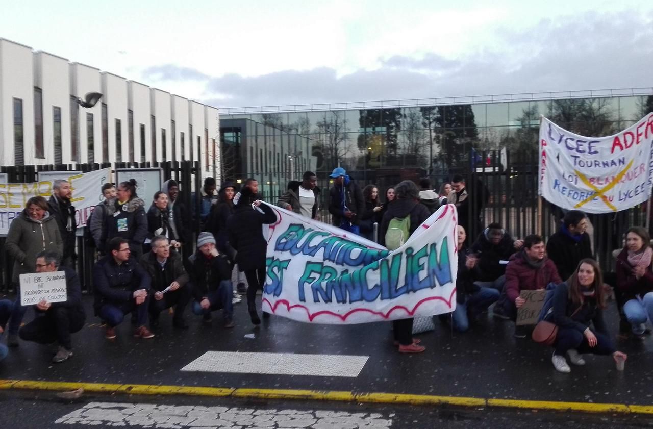 <b></b> Tournan-en-Brie, jeudi 16 janvier 2020. Dès jeudi, une quarantaine d’enseignants grévistes de Clément-Ader à Tournan-en-Brie ont organisé un sit-in de protestation contre la tenue des E3C.