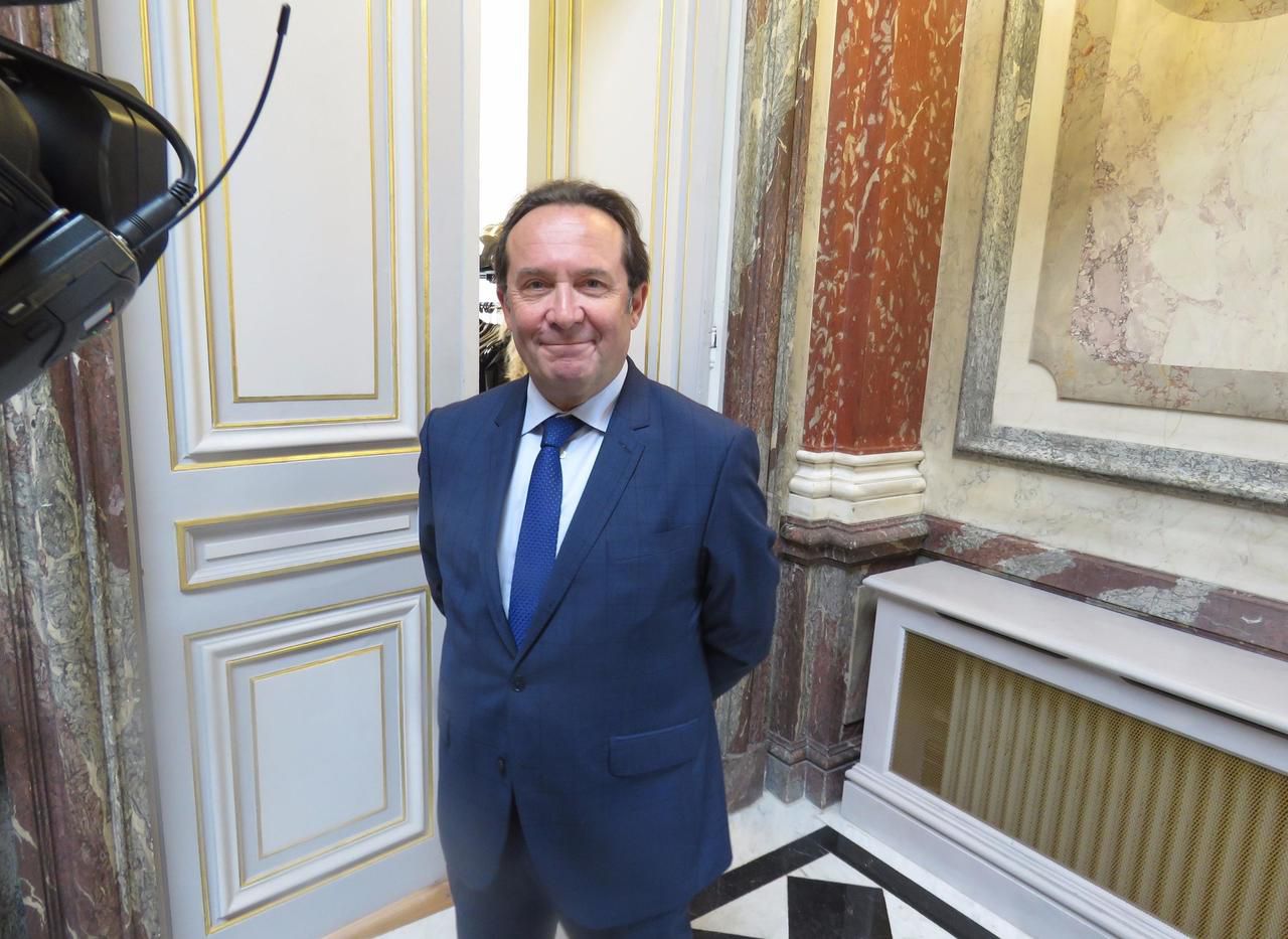 <b></b> Pierre Bédier, président LR du conseil départemental des Yvelines, critique la décision de Jacques Myard, le maire LR de Maisons-Laffitte qui se présente aux sénatoriales face à la liste officielle du parti. 