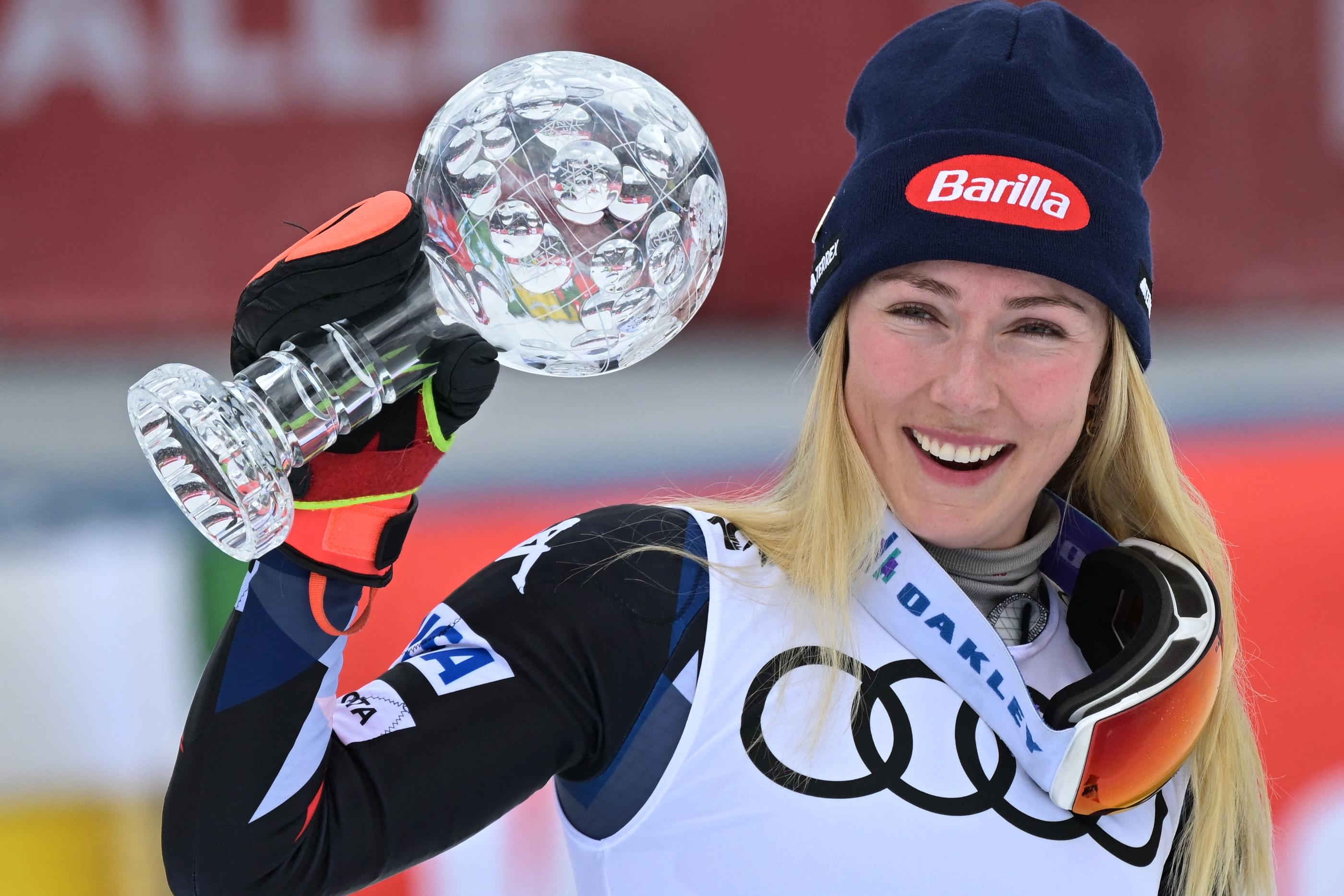 Mikaela Shiffrin peut brandir fièrement le petit globe de slalom. Joe Klamar/AFP