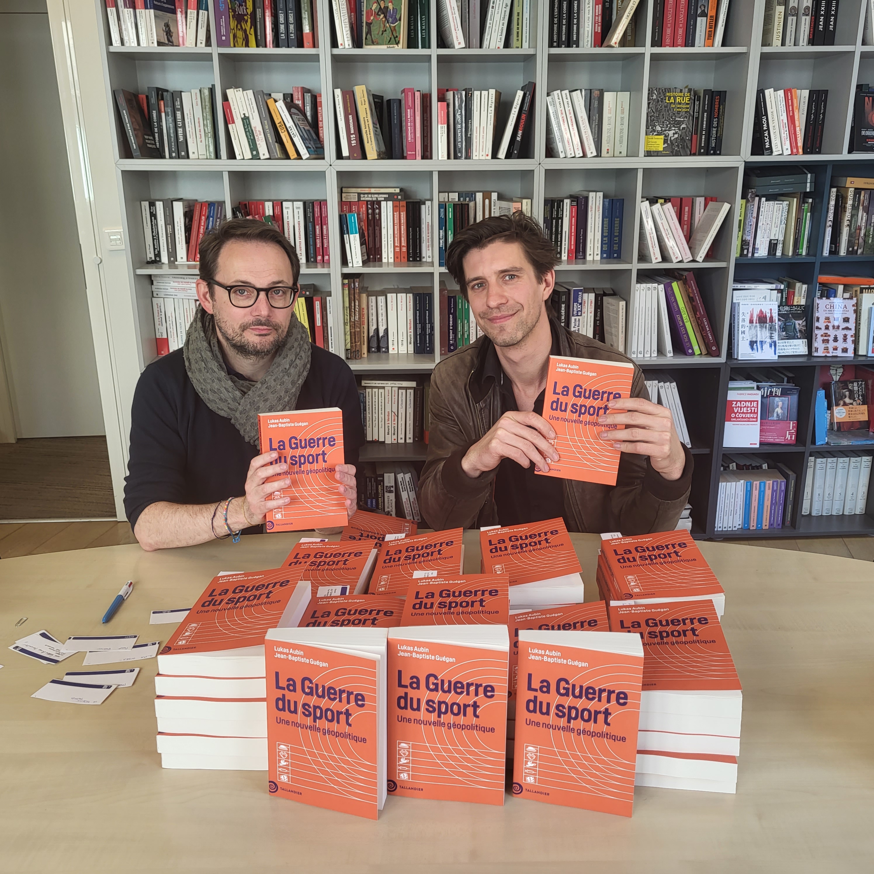 Les auteurs Jean-Baptiste Guégan et Lukas Aubin publient «La Guerre du sport», un essai sur les enjeux diplomatiques internationaux autour des Jeux olympiques. Photo Jeanne Menanteau