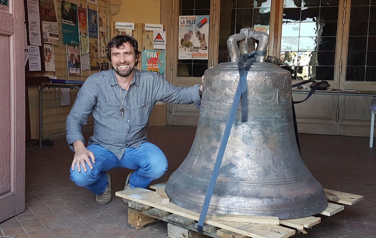 <b></b> Mennecy, le 12 avril. Le père Grégoire invite tous les habitants à une cérémonie donnée ce dimanche pour Clémence, une des trois cloches de l’église.