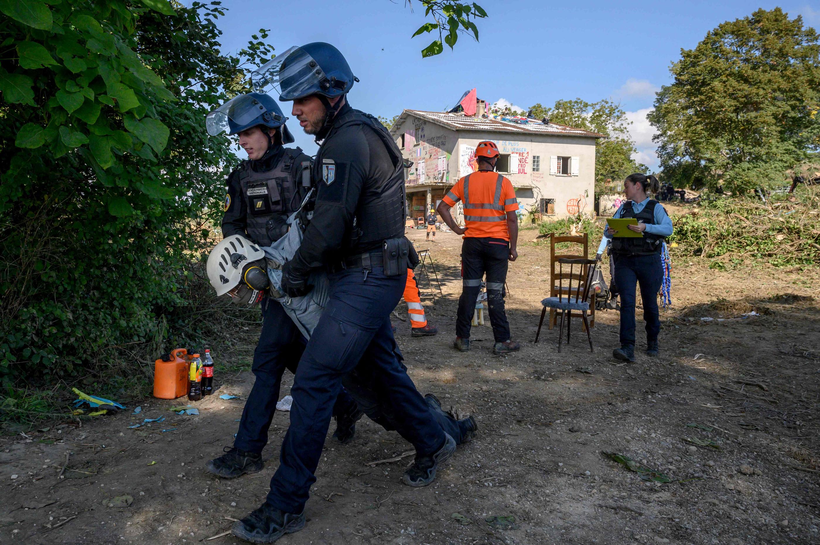 Un "écureuil" en train d'être évacué du site du "Verger", mercredi 18 septembre, à Verfeuil, en Haute-Garonne. AFP/Ed Jones