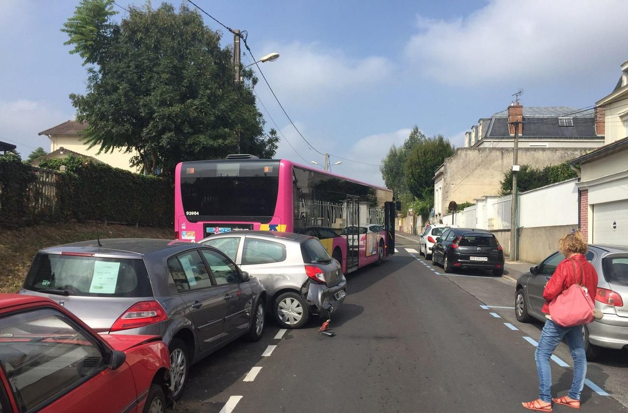 <b></b> Tournan-en-Brie, rue Georges-Clemenceau, ce mercredi matin. La conductrice a vraisemblablement omis de mettre le frein à main avant de quitter son bus.